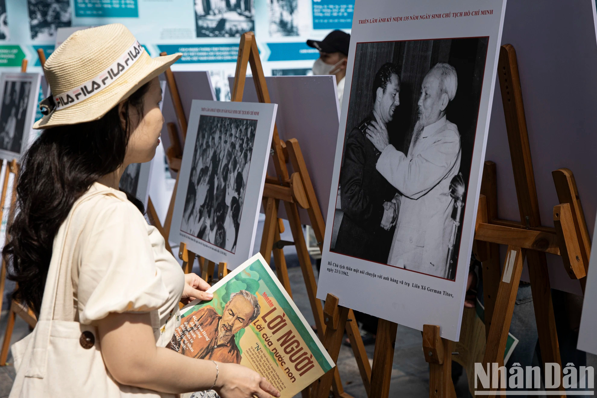 该图片展特别采用了现代技术,打造具有吸引力的互动体验:参观者可通过扫描二维码访问胡志明主席与青年虚拟博物馆,收听赞颂胡主席的音乐播客,或“触摸”与胡主席生平和事业相关的数字化文物。 该图片展特别采用了现代技术,打造具有吸引力的互动体验:参观者可通过扫描二维码访问胡志明主席与青年虚拟博物馆,收听赞颂胡主席的音乐播客,或“触摸”与胡主席生平和事业相关的数字化文物。