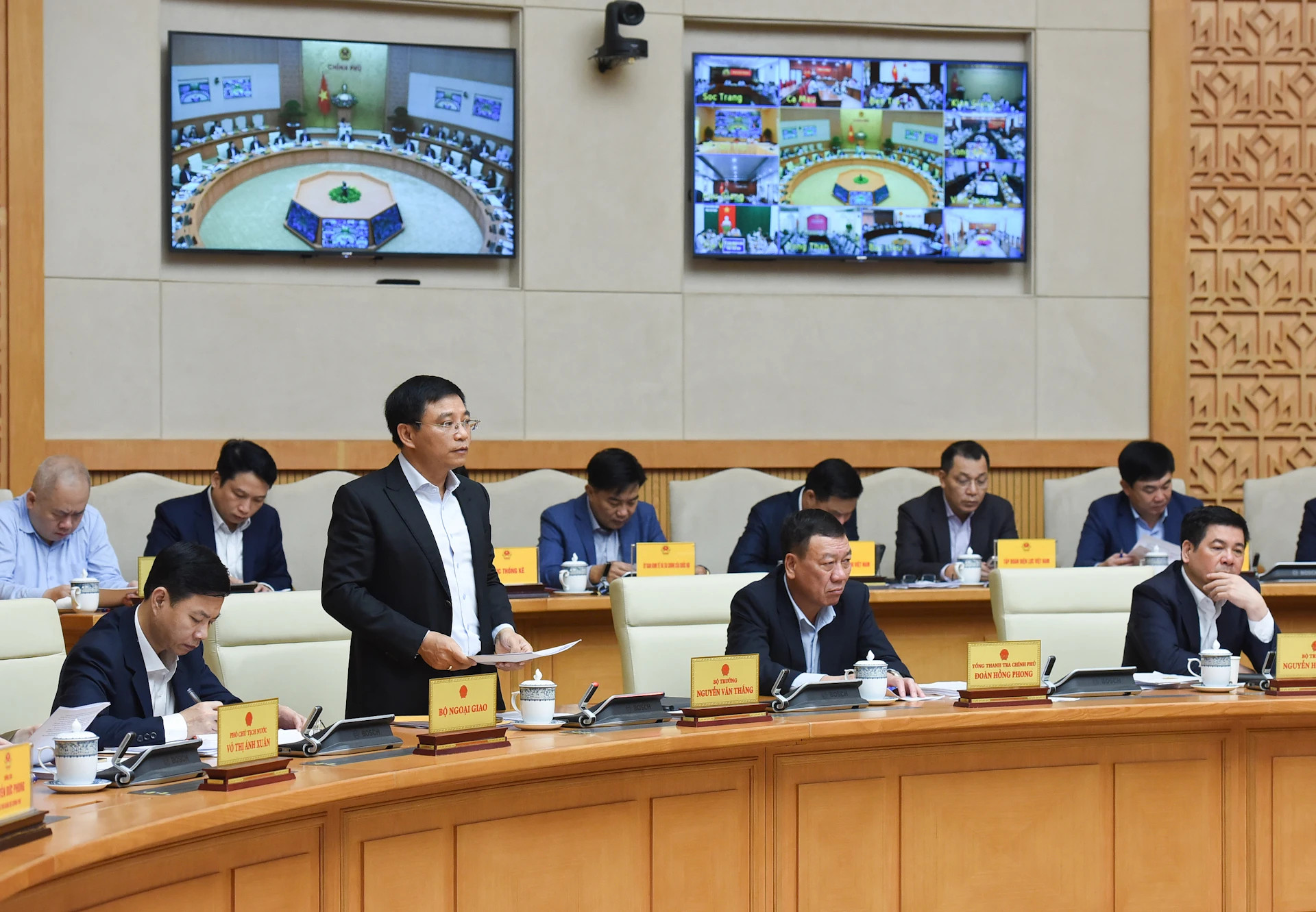 越南财政部长阮文胜在会上发表讲话。