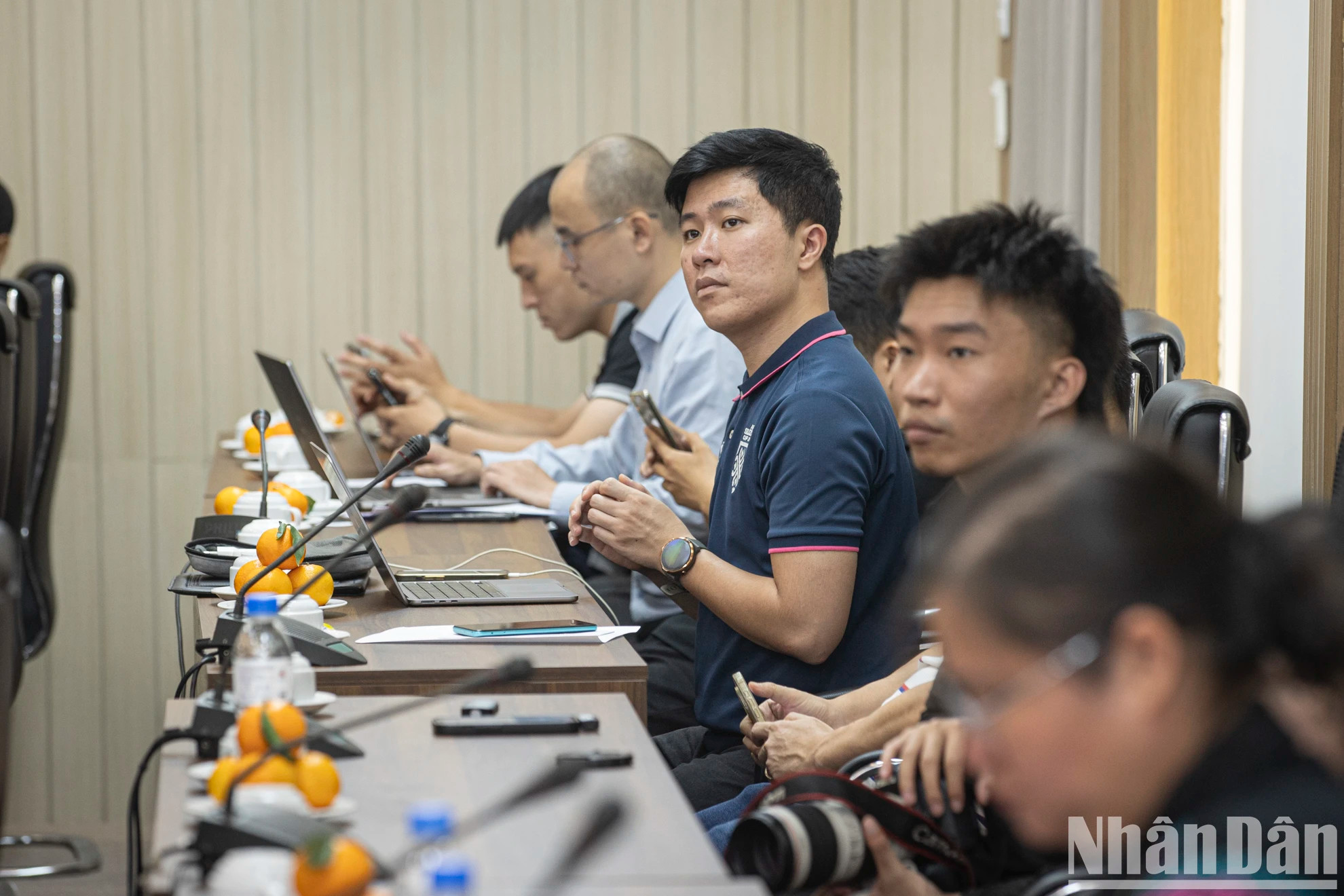 新闻机构代表出席了新闻发布会。