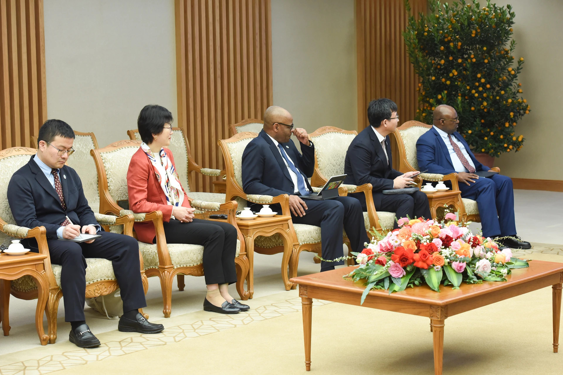 陪同联合国粮农组织总干事屈冬玉的成员们。