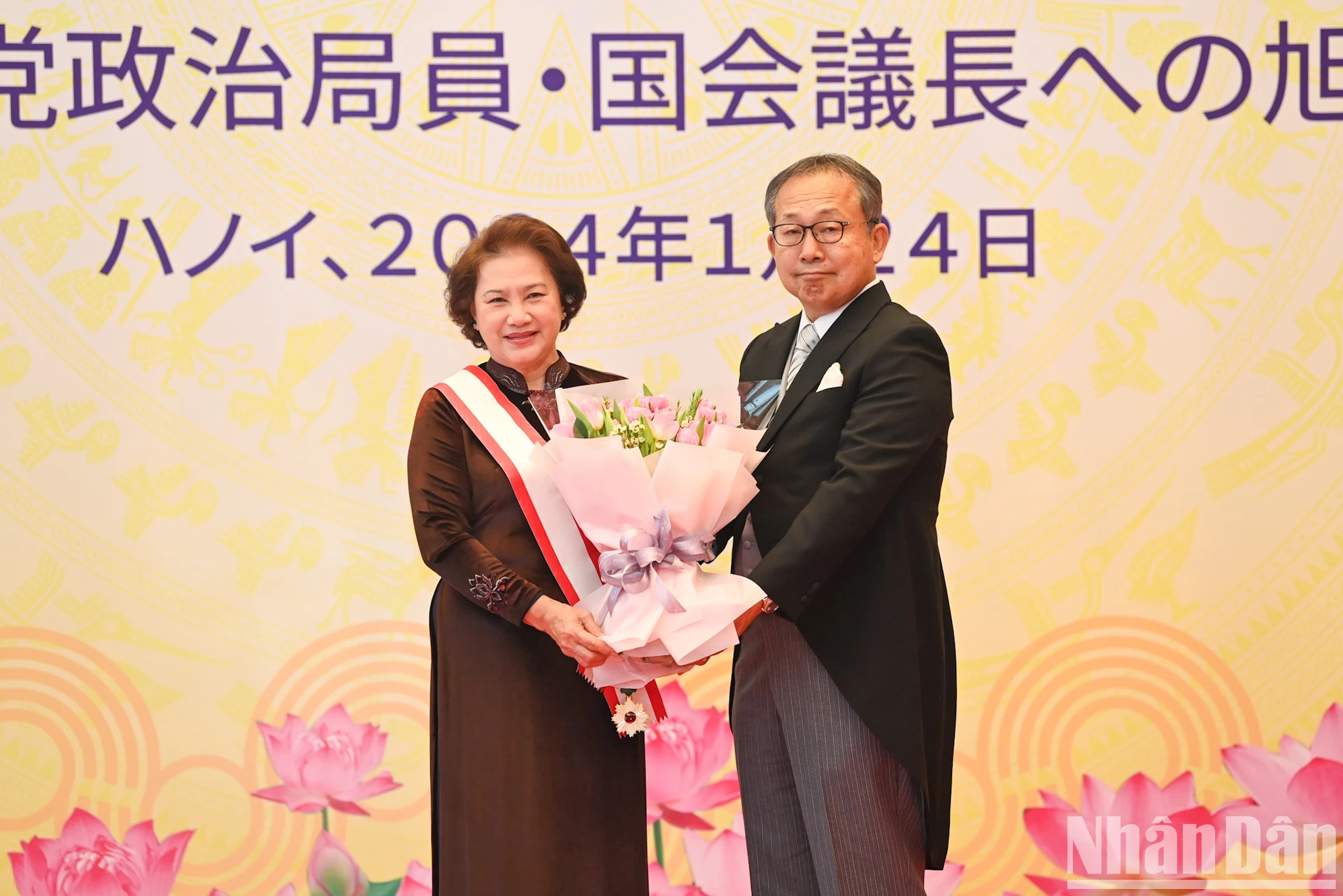 日本驻越南大使山田贵雄向原越南国会主席阮氏金银送花祝贺。