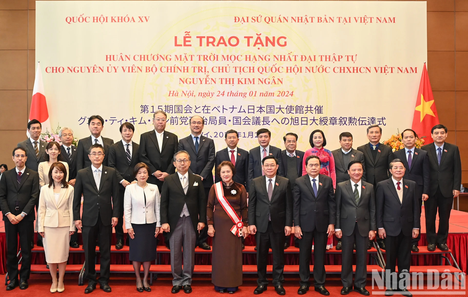 越南国会主席王廷惠，原越南国会主席阮氏金银和日本驻越南大使山田贵雄同各位代表合影。