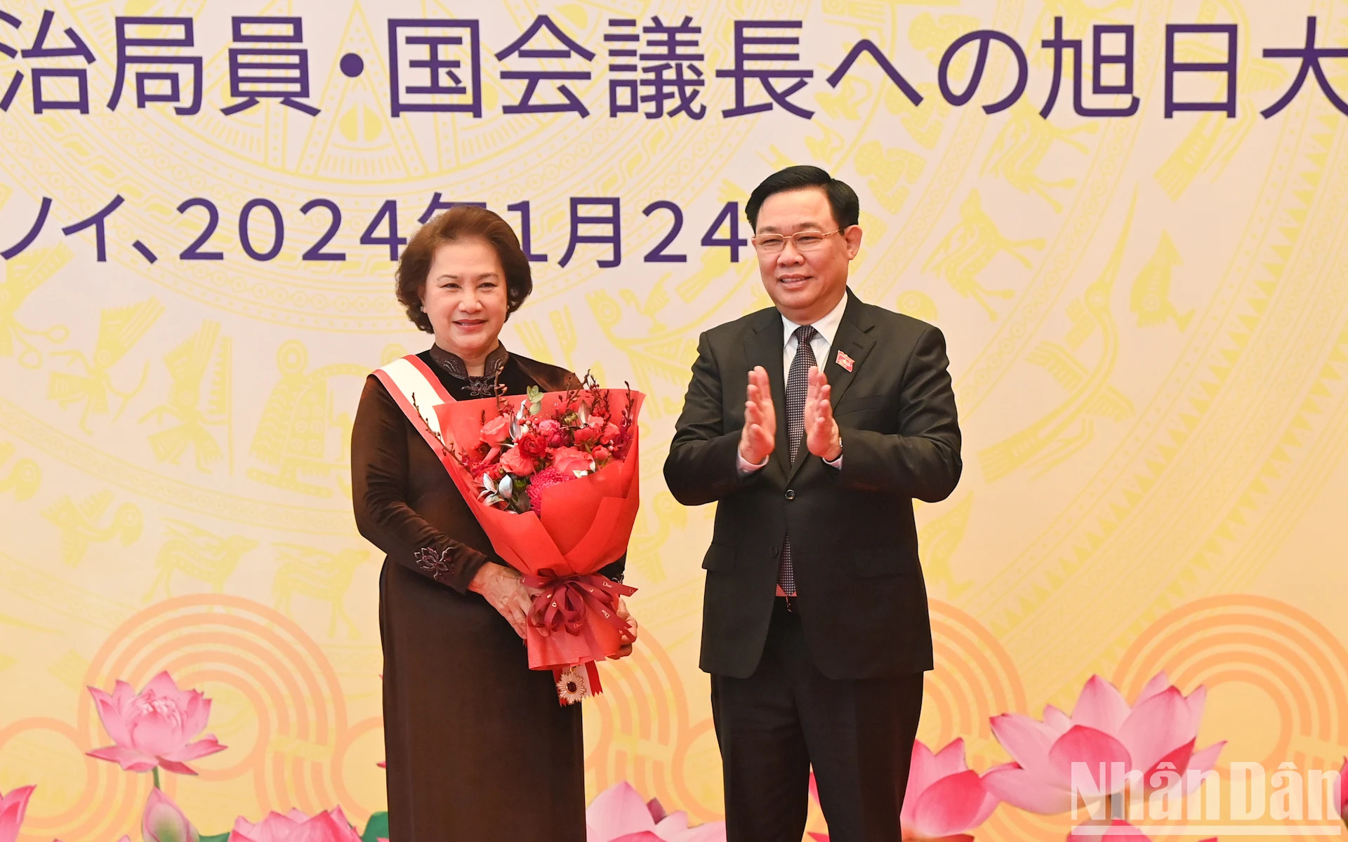 越南国会主席王廷惠向向原越南国会主席阮氏金银送花祝贺。