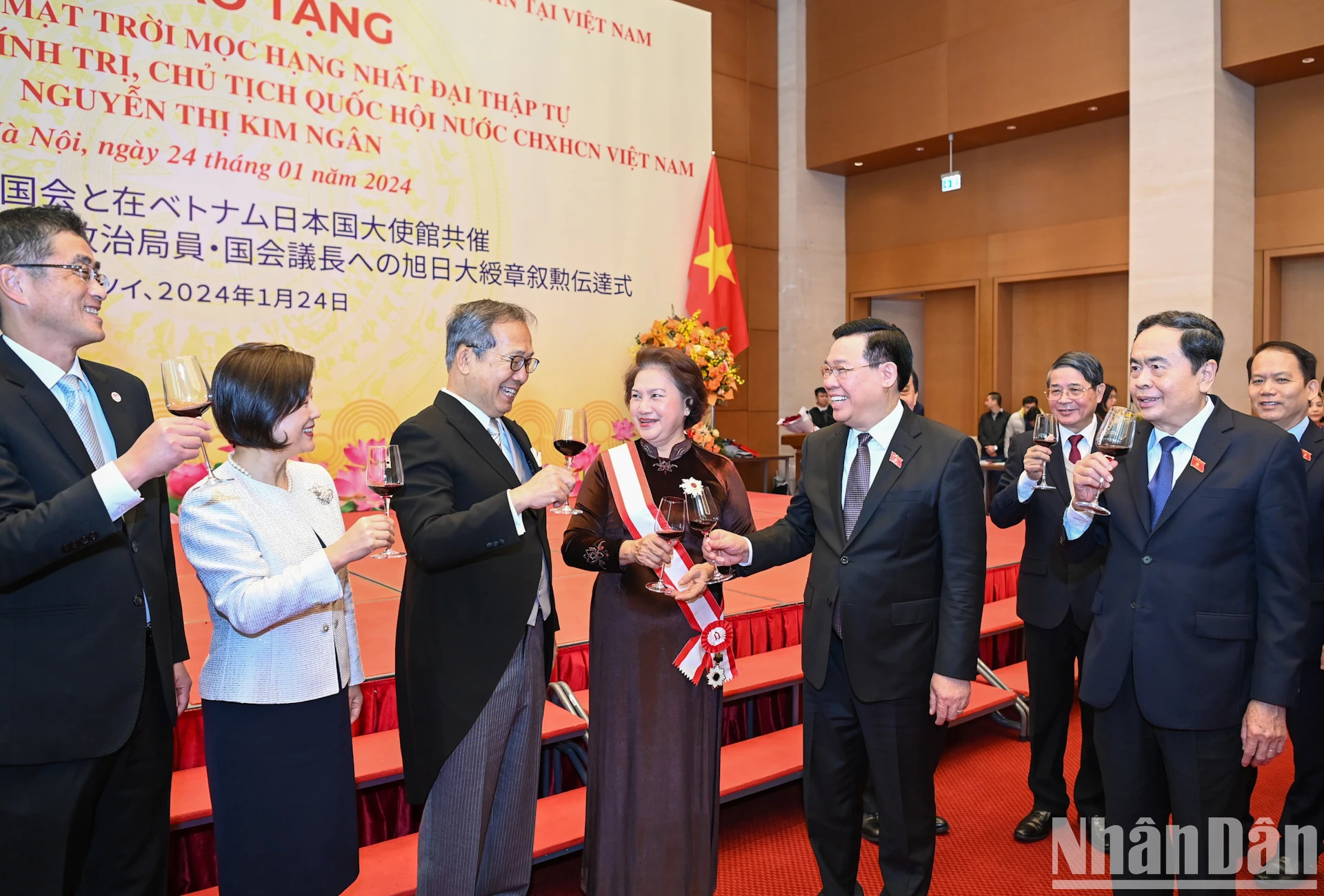 越南国会主席王廷惠与各位代表。