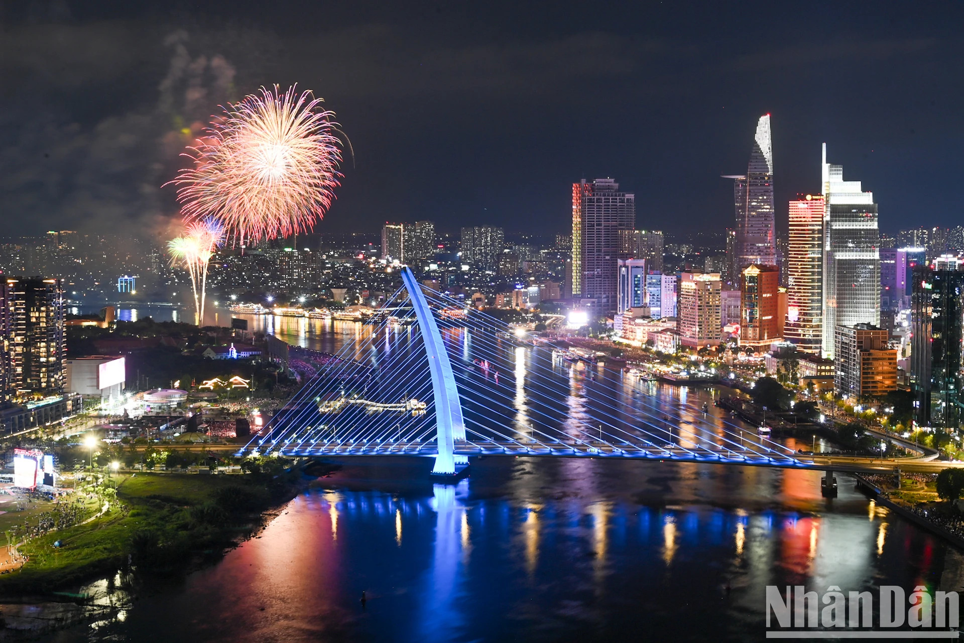 烟花照亮了胡志明市的天空。 烟花照亮了胡志明市的天空。