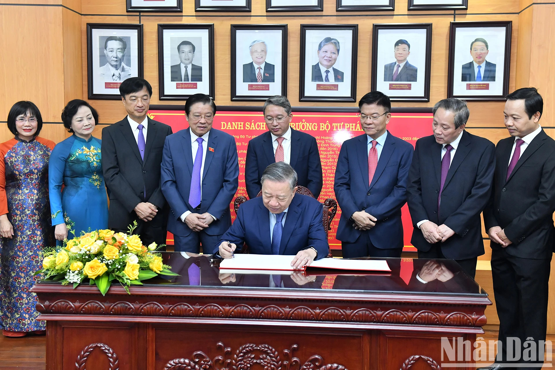 苏林总书记在纪念薄上留言。