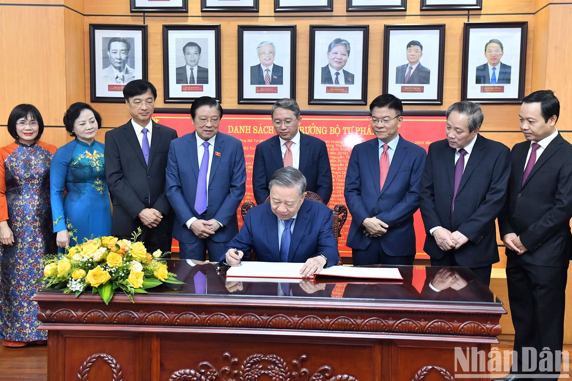 苏林总书记在纪念薄上留言。