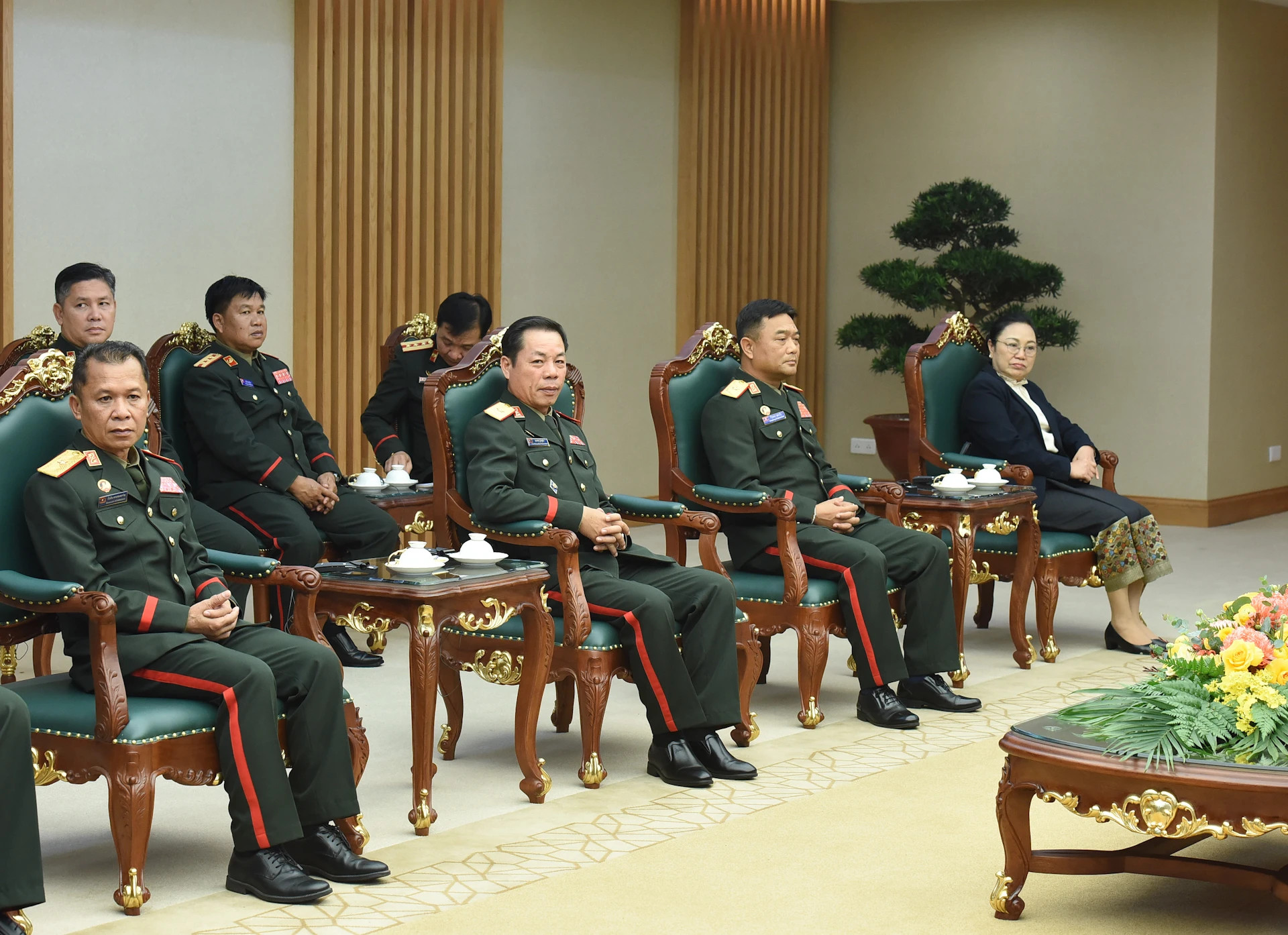 陪同老挝人民军总参谋长赛查·库玛西斯的成员们。