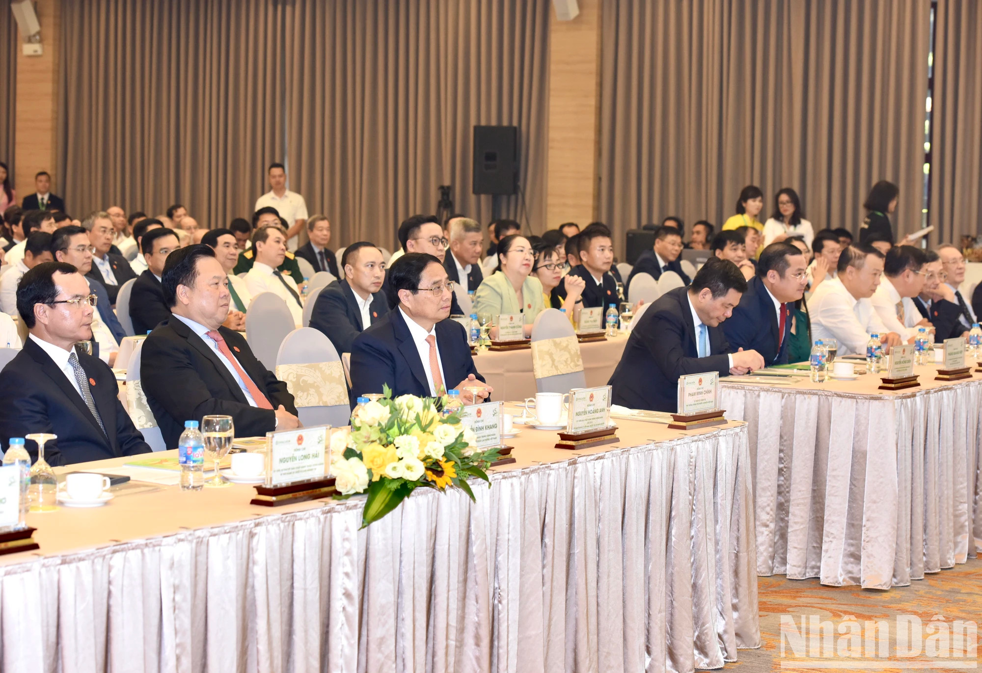 范明正总理与各位代表。 范明正总理与各位代表。
