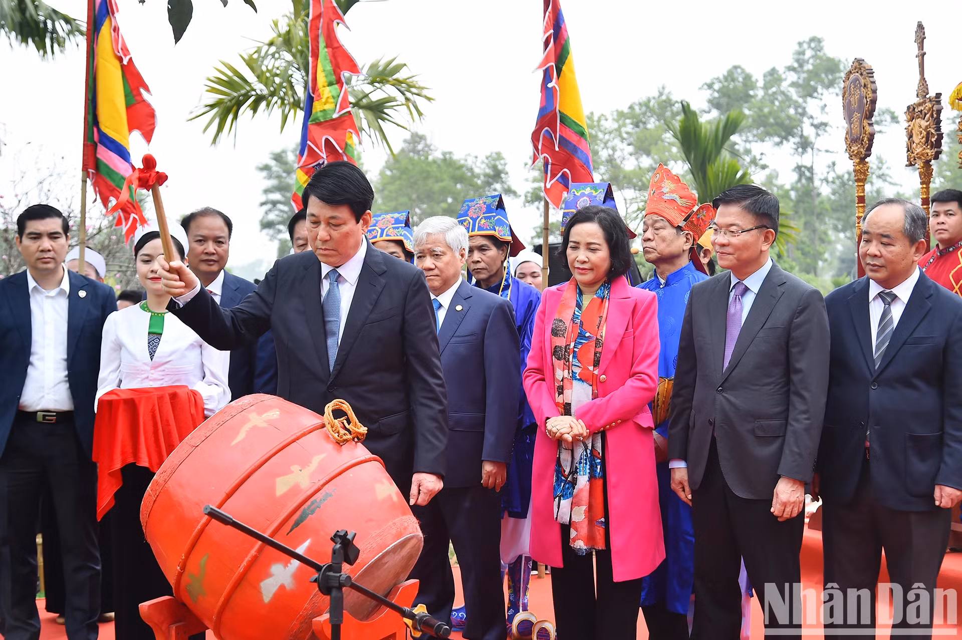梁强主席击鼓开幕和平省芒族开夏节。 梁强主席击鼓开幕和平省芒族开夏节。