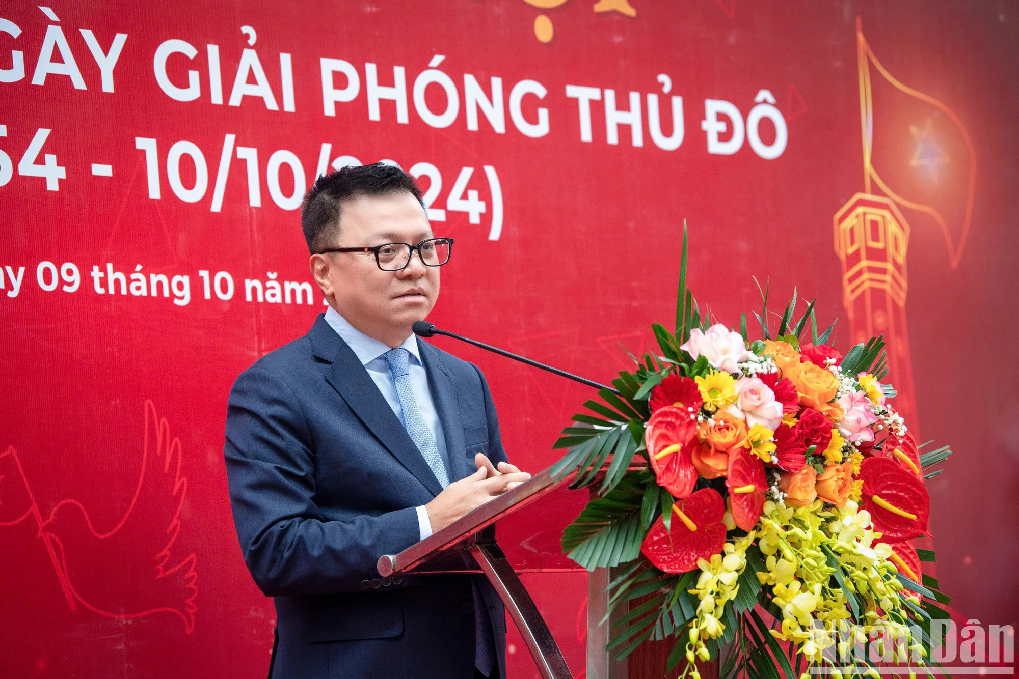 越共中央委员、《人民报》社总编辑、中央宣教部副部长、越南新闻工作者协会主席黎国明介绍《人民报》社面向庆祝首都解放70周年的产品。 越共中央委员、《人民报》社总编辑、中央宣教部副部长、越南新闻工作者协会主席黎国明介绍《人民报》社面向庆祝首都解放70周年的产品。