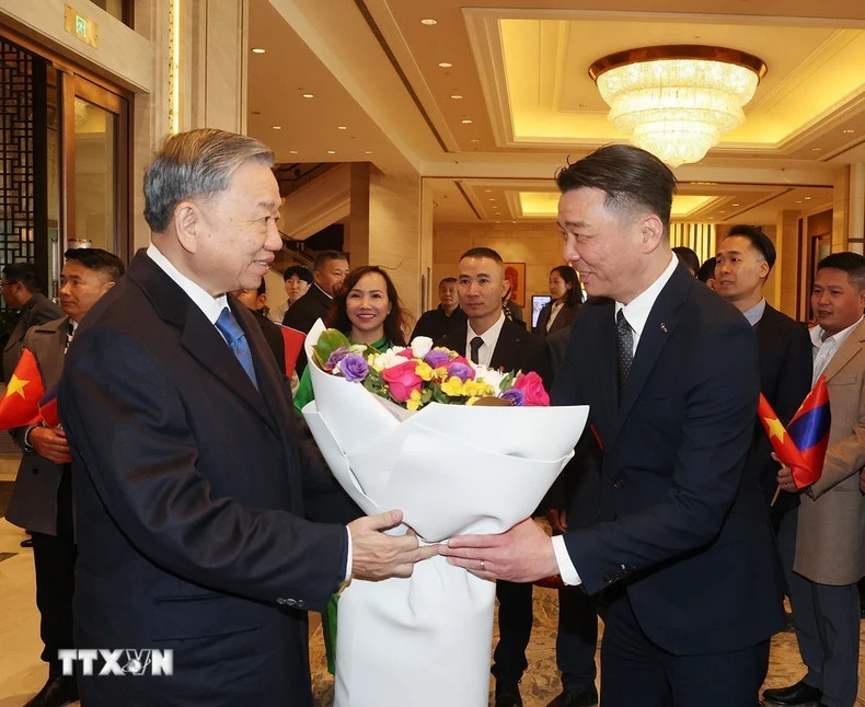 香格里拉大酒店总经理送花欢迎苏林总书记、国家主席。