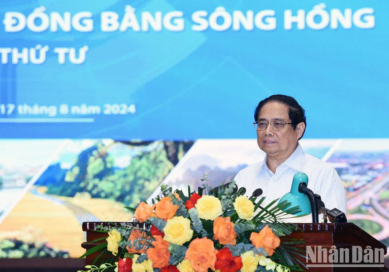 政府总理范明正在会上发表讲话。