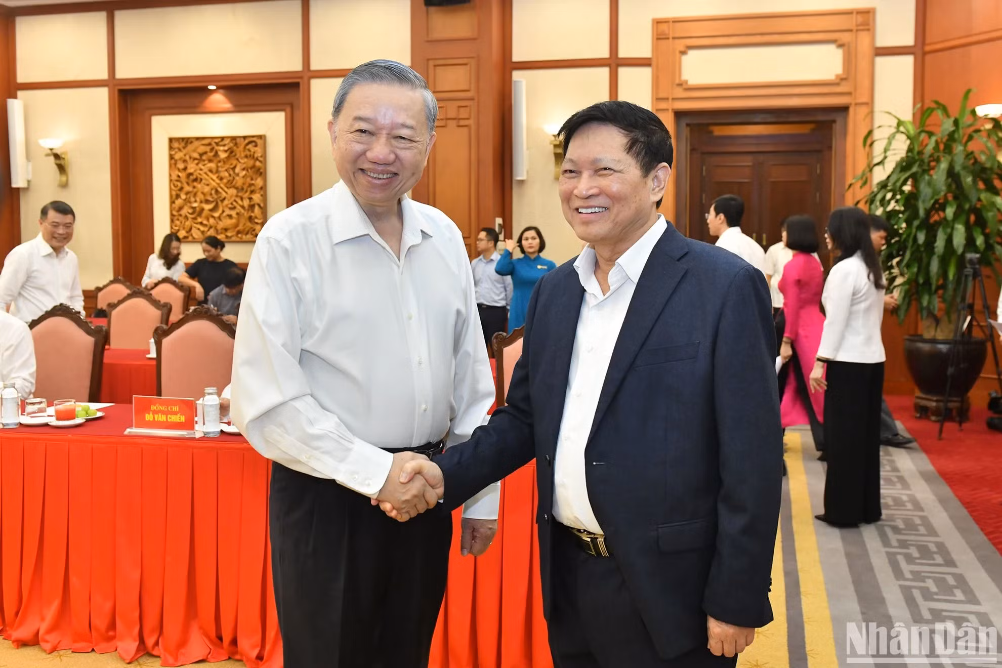 越共中央总书记、国家主席苏林与与会代表一一握手。