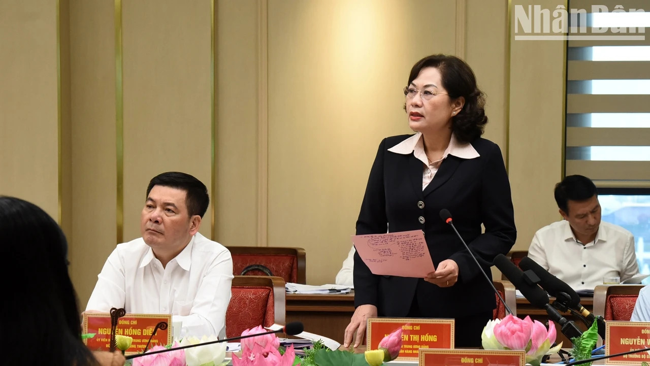 越南国家银行行长阮氏红在会上发表讲话。 越南国家银行行长阮氏红在会上发表讲话。