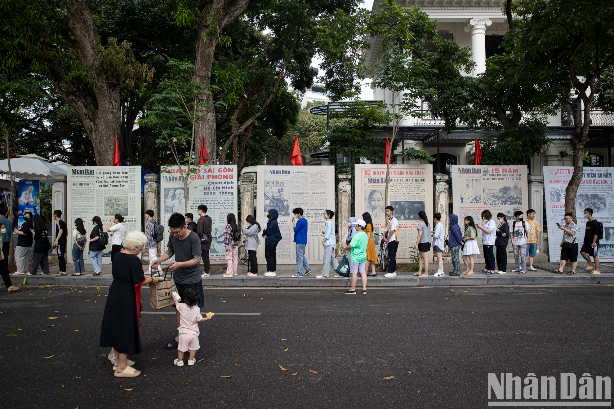 “他老人家光辉之名” 的图片展暨《人民周末报》纪念胡志明主席诞辰135周年特别副刊亮相仪式吸引了众多观众和游客前来参观。 “他老人家光辉之名” 的图片展暨《人民周末报》纪念胡志明主席诞辰135周年特别副刊亮相仪式吸引了众多观众和游客前来参观。
