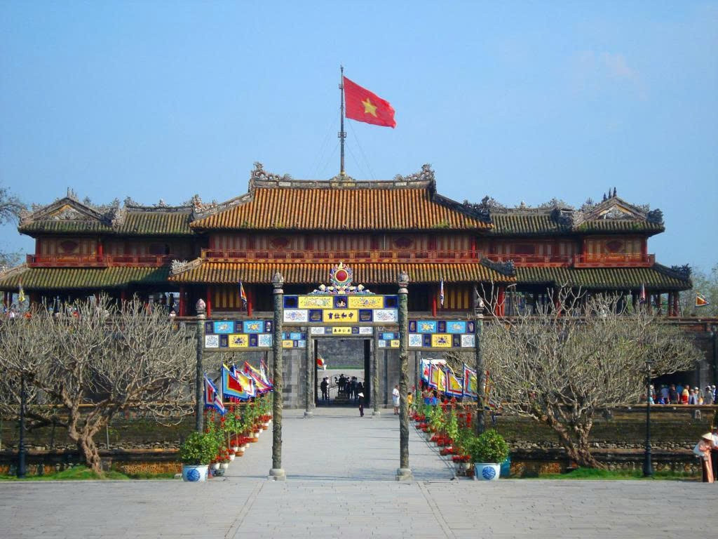 金星红旗在顺化皇城午门上飘扬。(图片来源:《首都青年报》) 金星红旗在顺化皇城午门上飘扬。(图片来源:《首都青年报》)