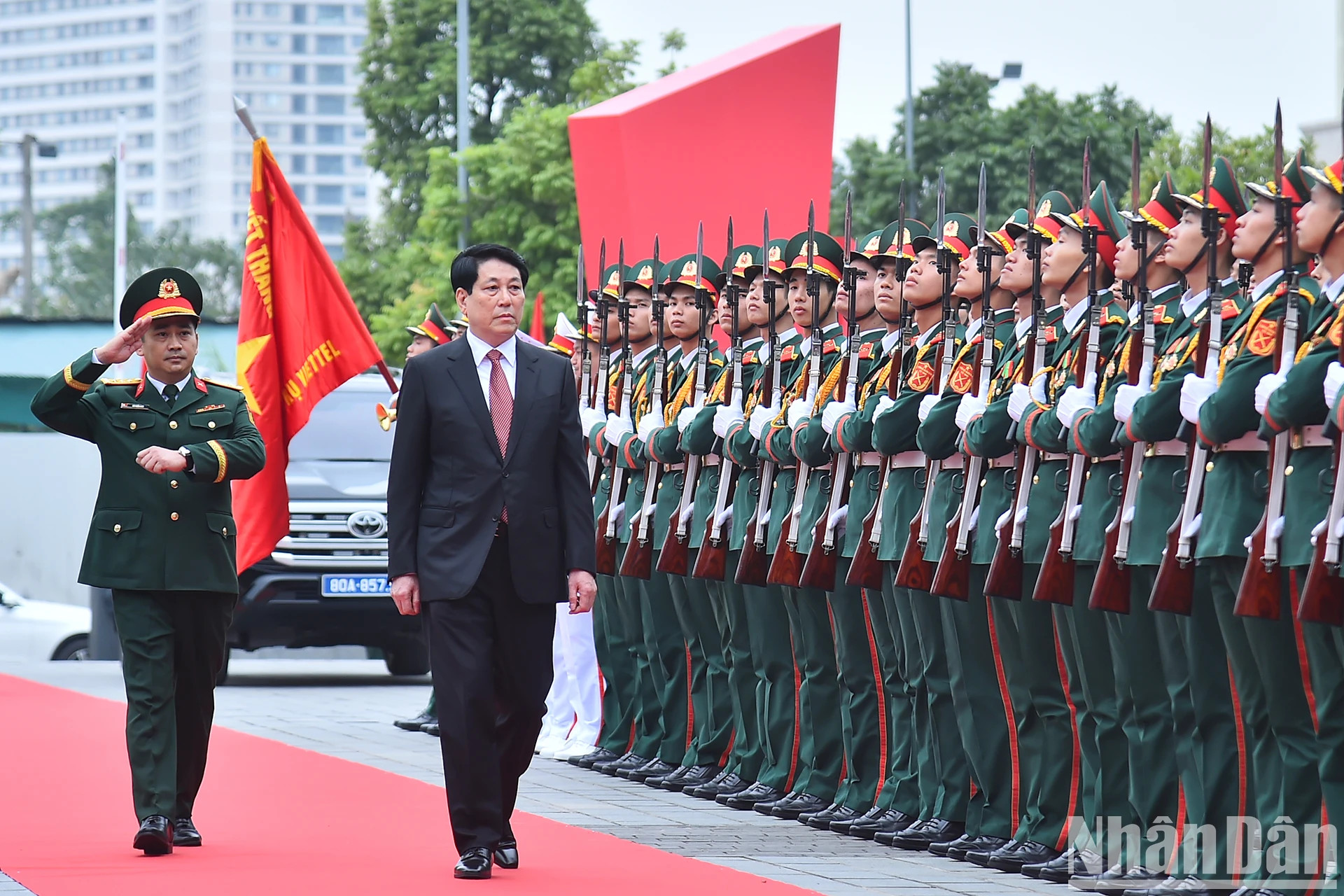 越南国家主席梁强检阅仪仗队。