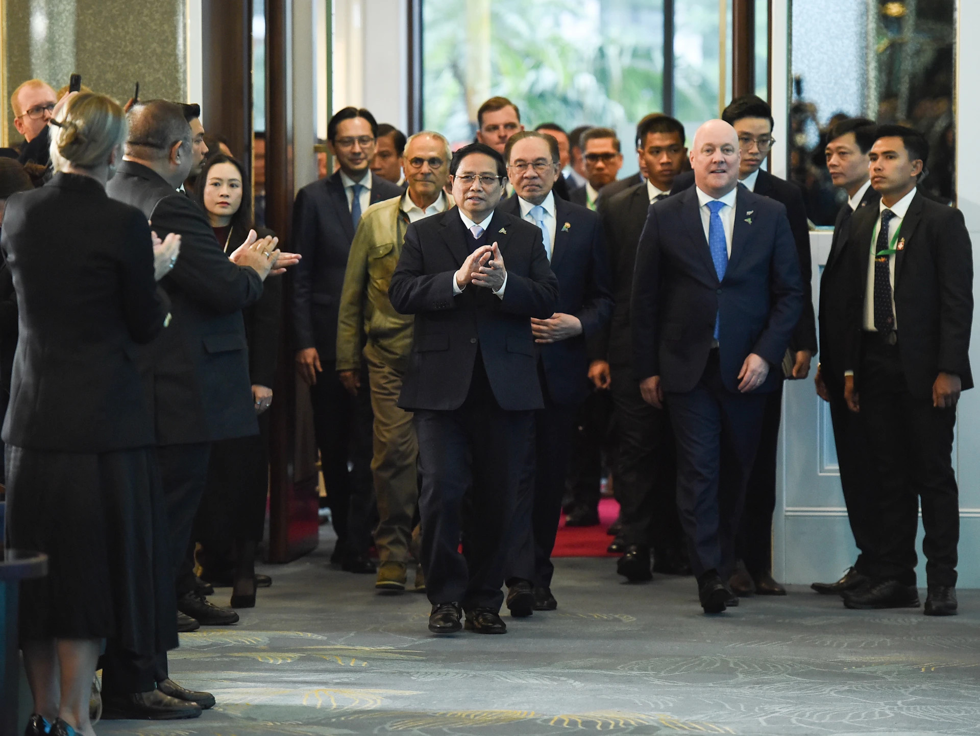 越南政府总理范明正与马来西亚总理安瓦尔·易卜拉欣,新西兰总理克里斯托弗·勒克森,东帝汶总统若泽·拉莫斯-奥尔塔共同出席第二届东盟未来论坛全体会议。 越南政府总理范明正与马来西亚总理安瓦尔·易卜拉欣,新西兰总理克里斯托弗·勒克森,东帝汶总统若泽·拉莫斯-奥尔塔共同出席第二届东盟未来论坛全体会议。