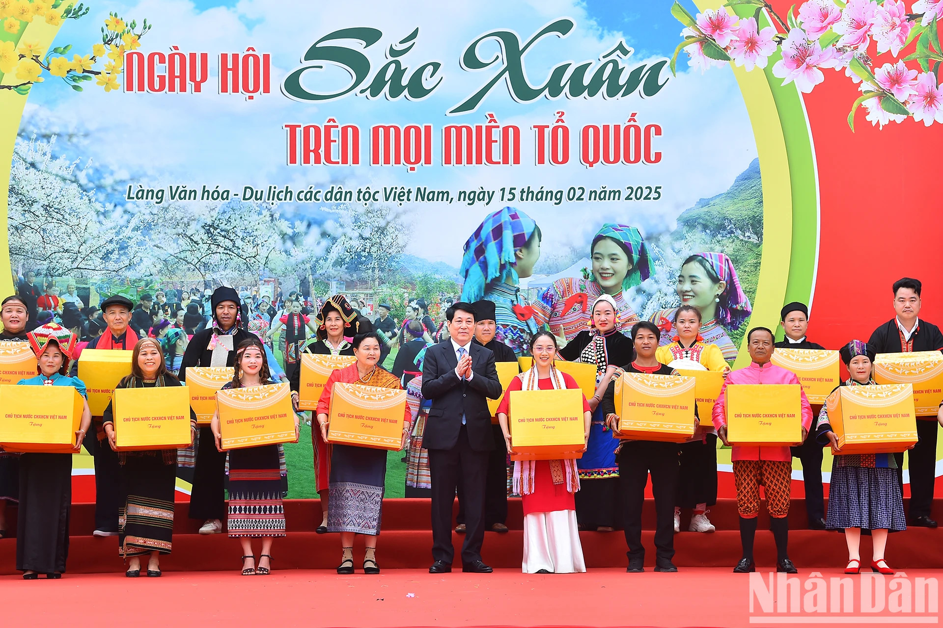 国家主席梁强向各民族同胞代表赠送礼物。 国家主席梁强向各民族同胞代表赠送礼物。