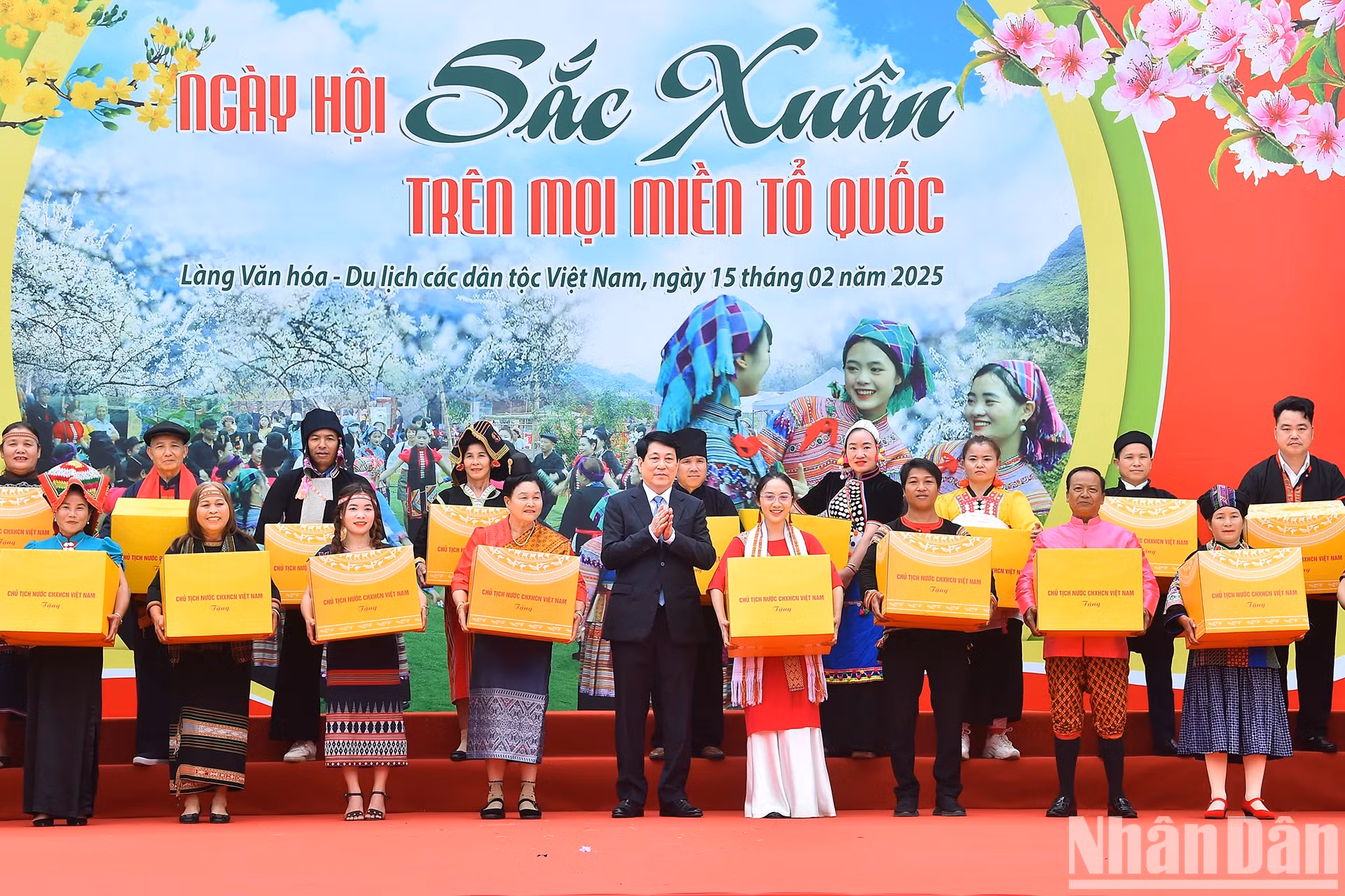 国家主席梁强向各民族同胞代表赠送礼物。 国家主席梁强向各民族同胞代表赠送礼物。