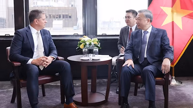 苏林总书记、国家主席会见太空探索技术公司高级副总裁蒂姆·休斯（Tim Hughes）。