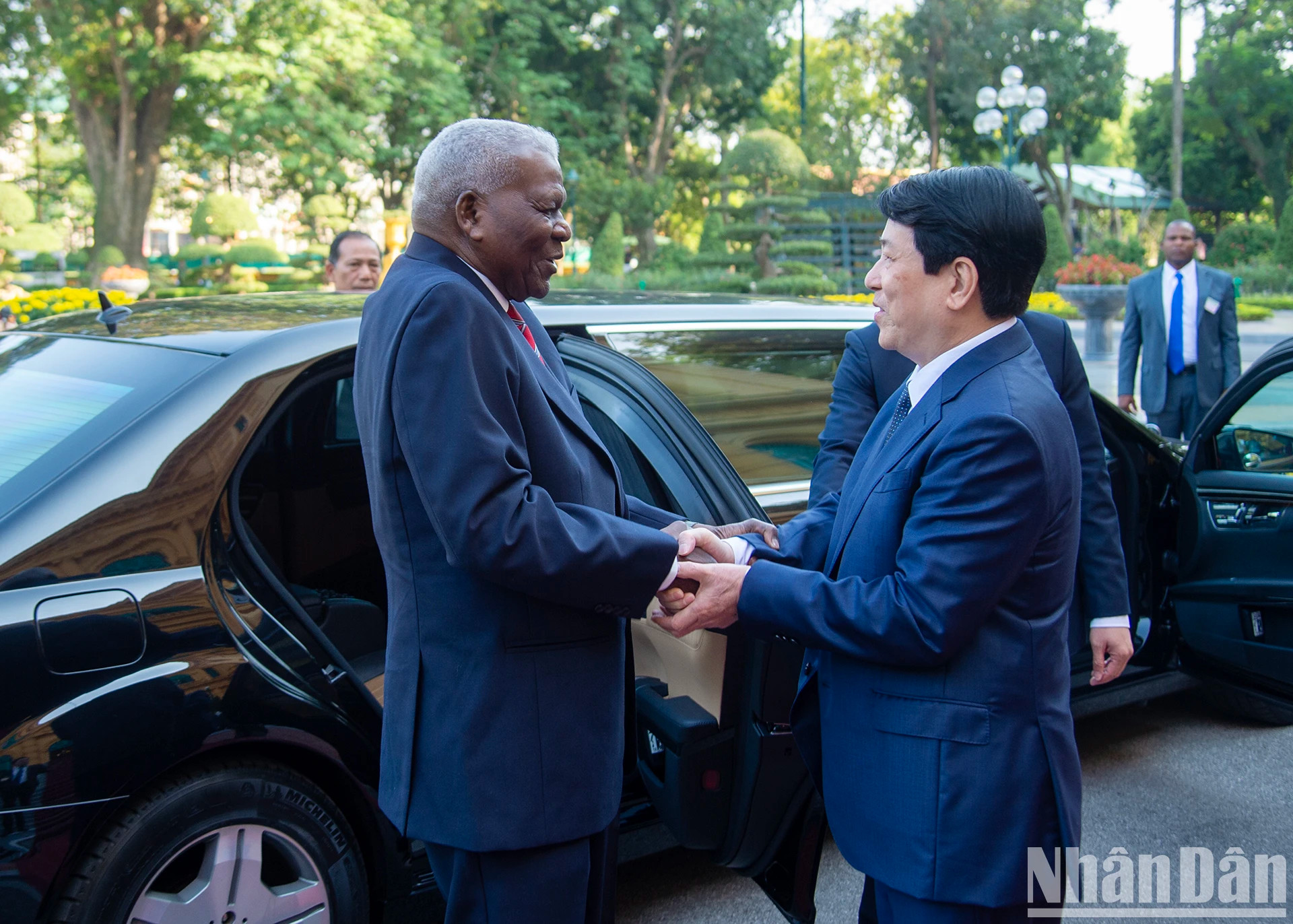 越南国家主席梁强迎接古巴全国人民政权代表大会主席埃斯特万。 越南国家主席梁强迎接古巴全国人民政权代表大会主席埃斯特万。