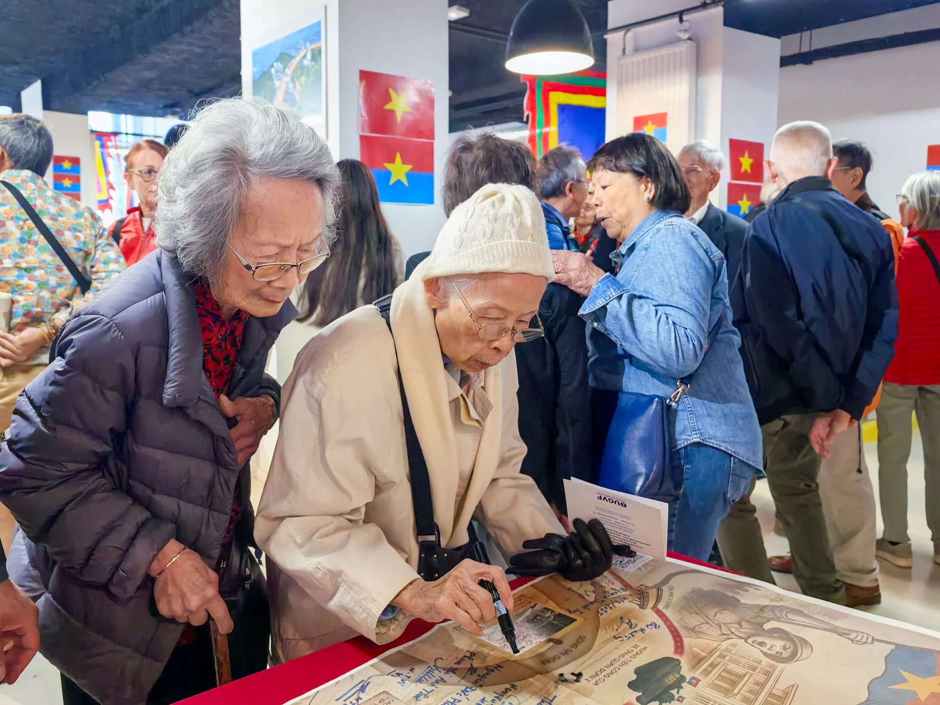 旅法越南侨胞在特别副刊上签名。 旅法越南侨胞在特别副刊上签名。