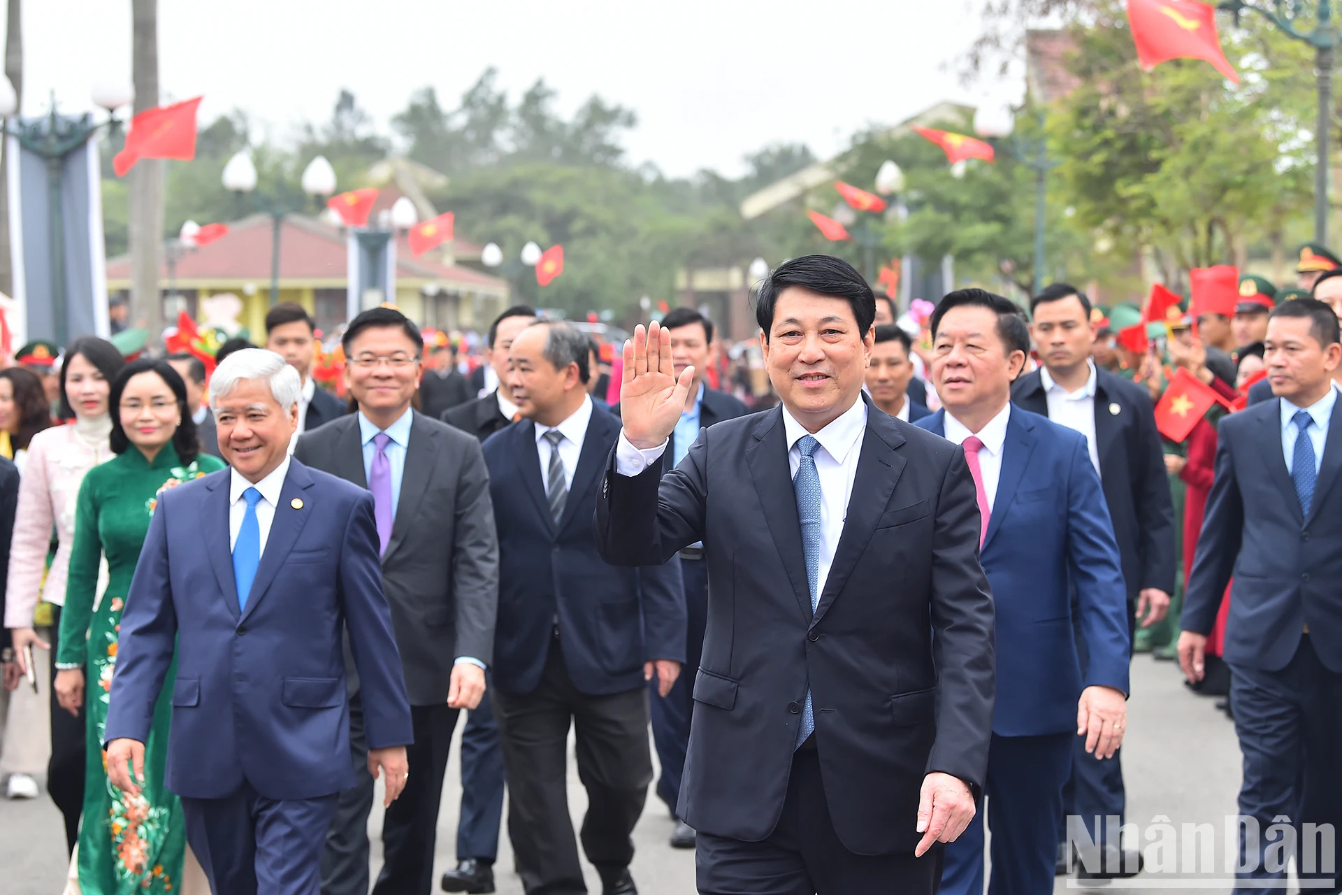 国家主席梁强同党、国家领导人出席2025乙巳春节“祖国各地春意盎然”活动。 国家主席梁强同党、国家领导人出席2025乙巳春节“祖国各地春意盎然”活动。