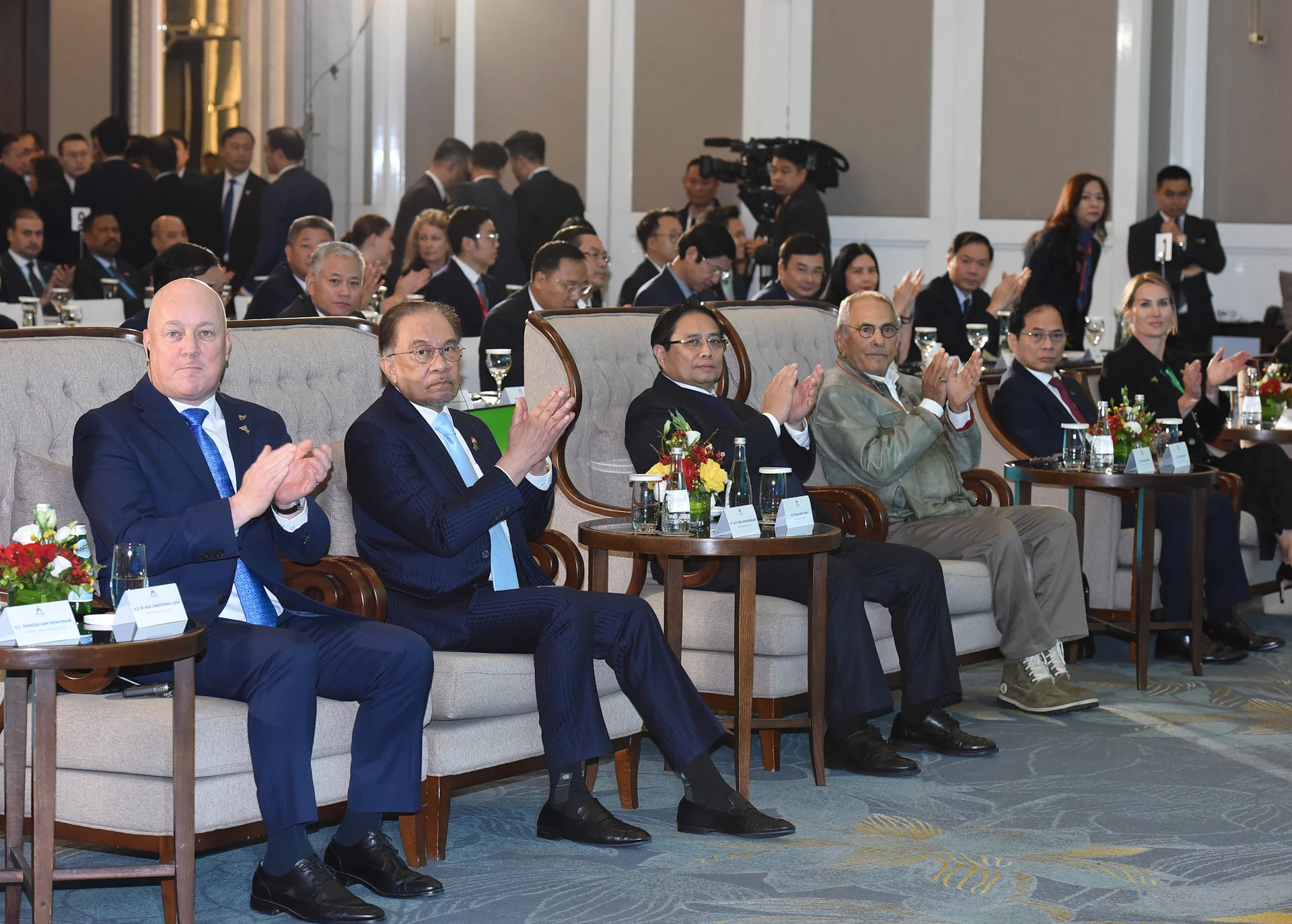 越南政府总理范明正与马来西亚总理安瓦尔·易卜拉欣,新西兰总理克里斯托弗·勒克森,东帝汶总统若泽·拉莫斯-奥尔塔共同出席第二届东盟未来论坛全体会议。 越南政府总理范明正与马来西亚总理安瓦尔·易卜拉欣,新西兰总理克里斯托弗·勒克森,东帝汶总统若泽·拉莫斯-奥尔塔共同出席第二届东盟未来论坛全体会议。