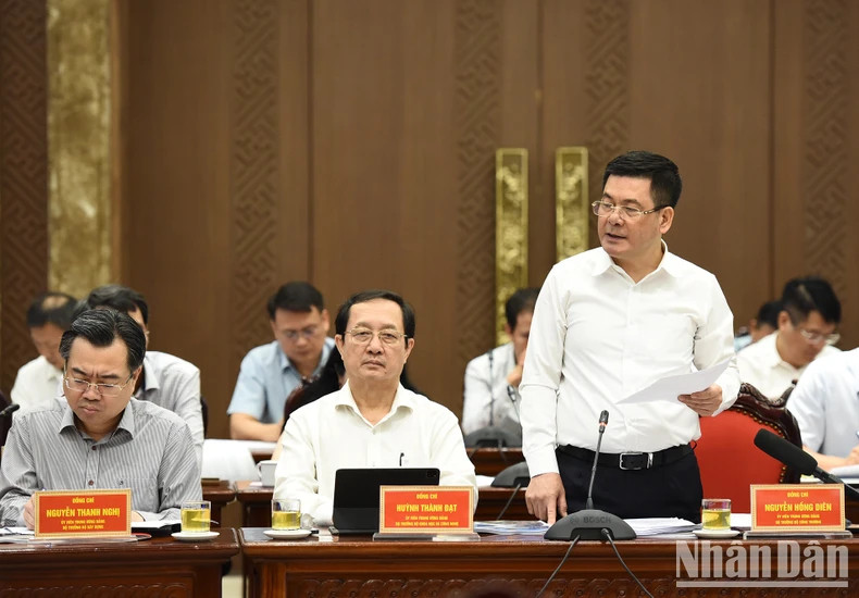 工贸部部长阮鸿延在会上作报告。