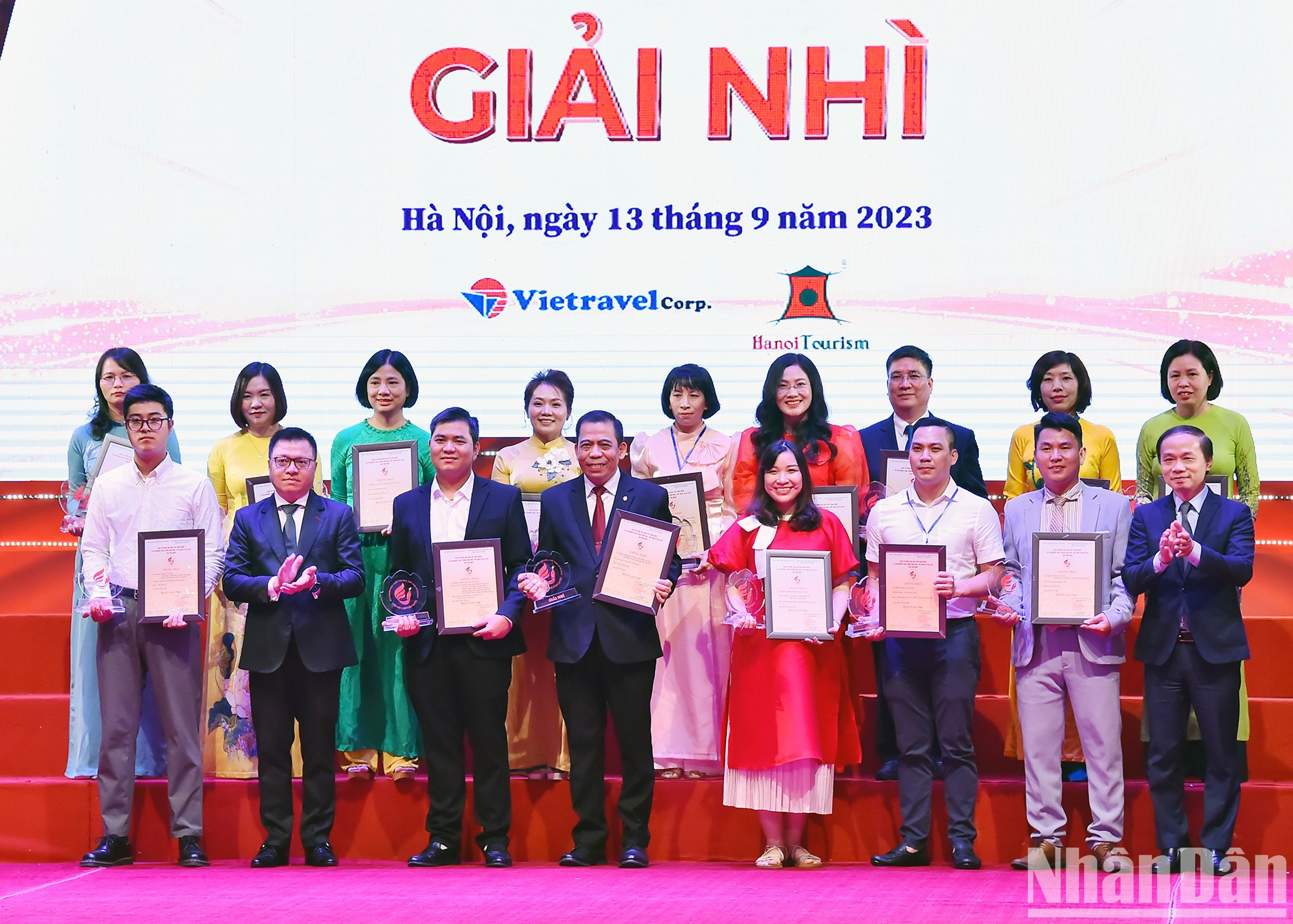 越共中央民运部常务副部长范必胜与《人民报》社总编辑黎国明向获奖的作者和作者组代表颁发二等奖。 越共中央民运部常务副部长范必胜与《人民报》社总编辑黎国明向获奖的作者和作者组代表颁发二等奖。