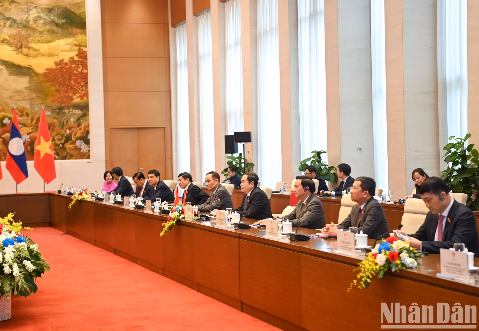 越南国会主席陈青敏与越南国会代表。