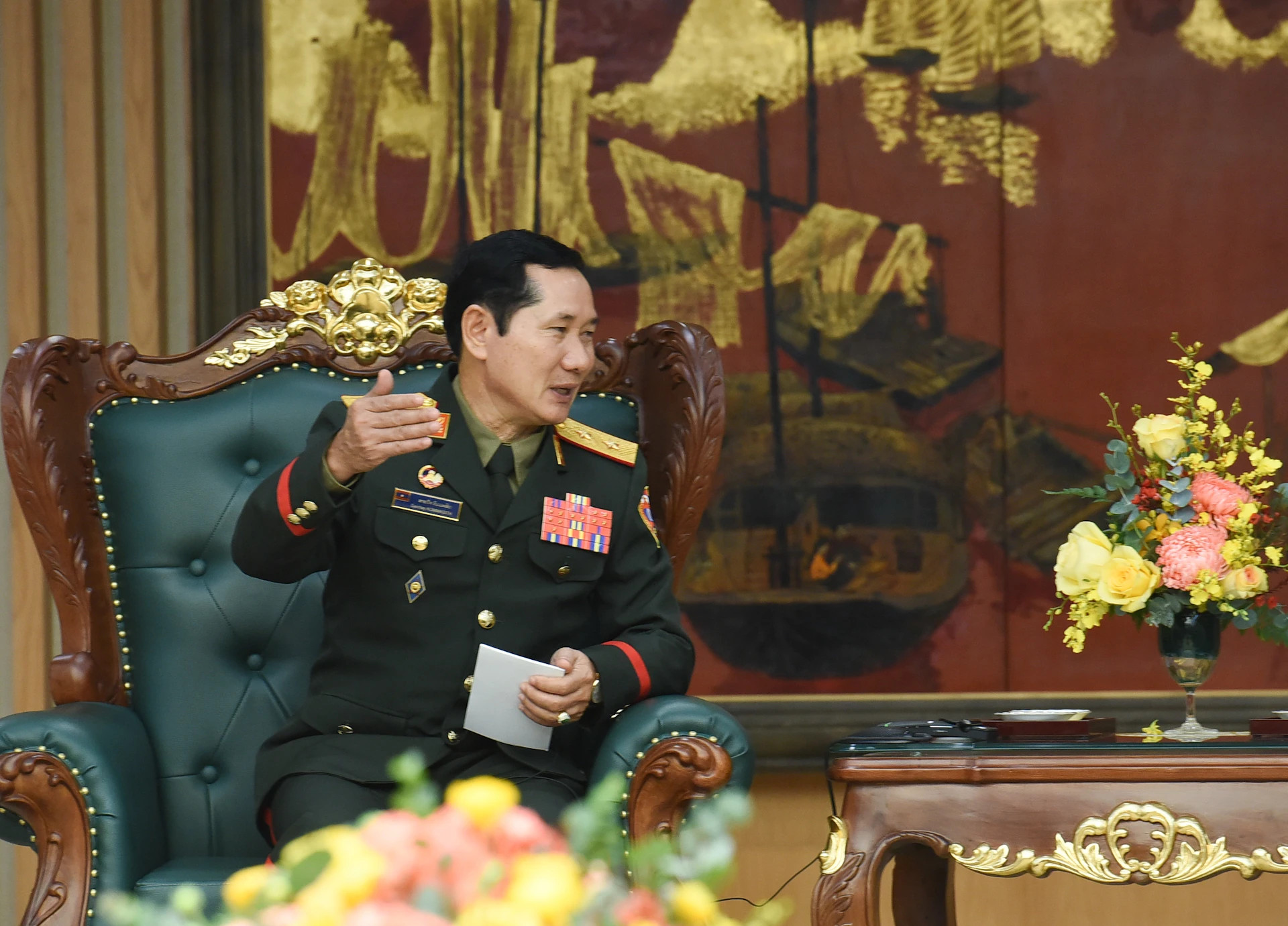 老挝国防部副部长、老挝人民军总参谋长赛查·库玛西斯中将发表讲话。