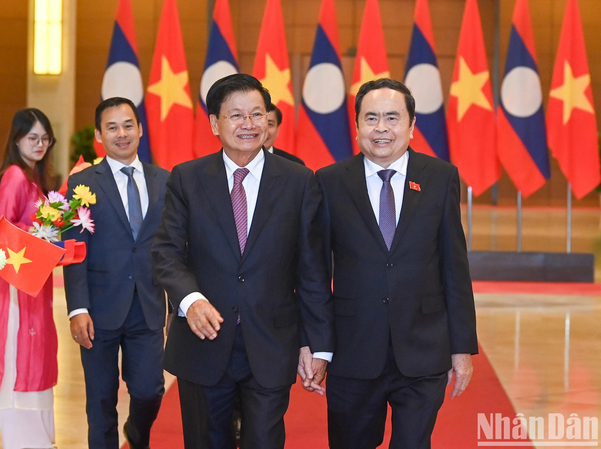 越南国会主席陈青敏送行老挝人民革命党中央总书记、国家主席通伦·西苏里。 越南国会主席陈青敏送行老挝人民革命党中央总书记、国家主席通伦·西苏里。