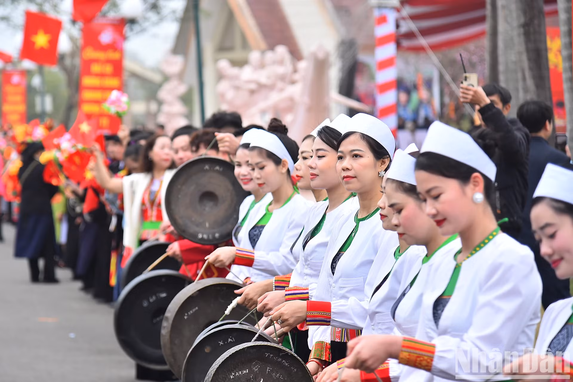 各民族同胞热烈欢迎国家主席梁强和党、国家领导人出席活动。 各民族同胞热烈欢迎国家主席梁强和党、国家领导人出席活动。