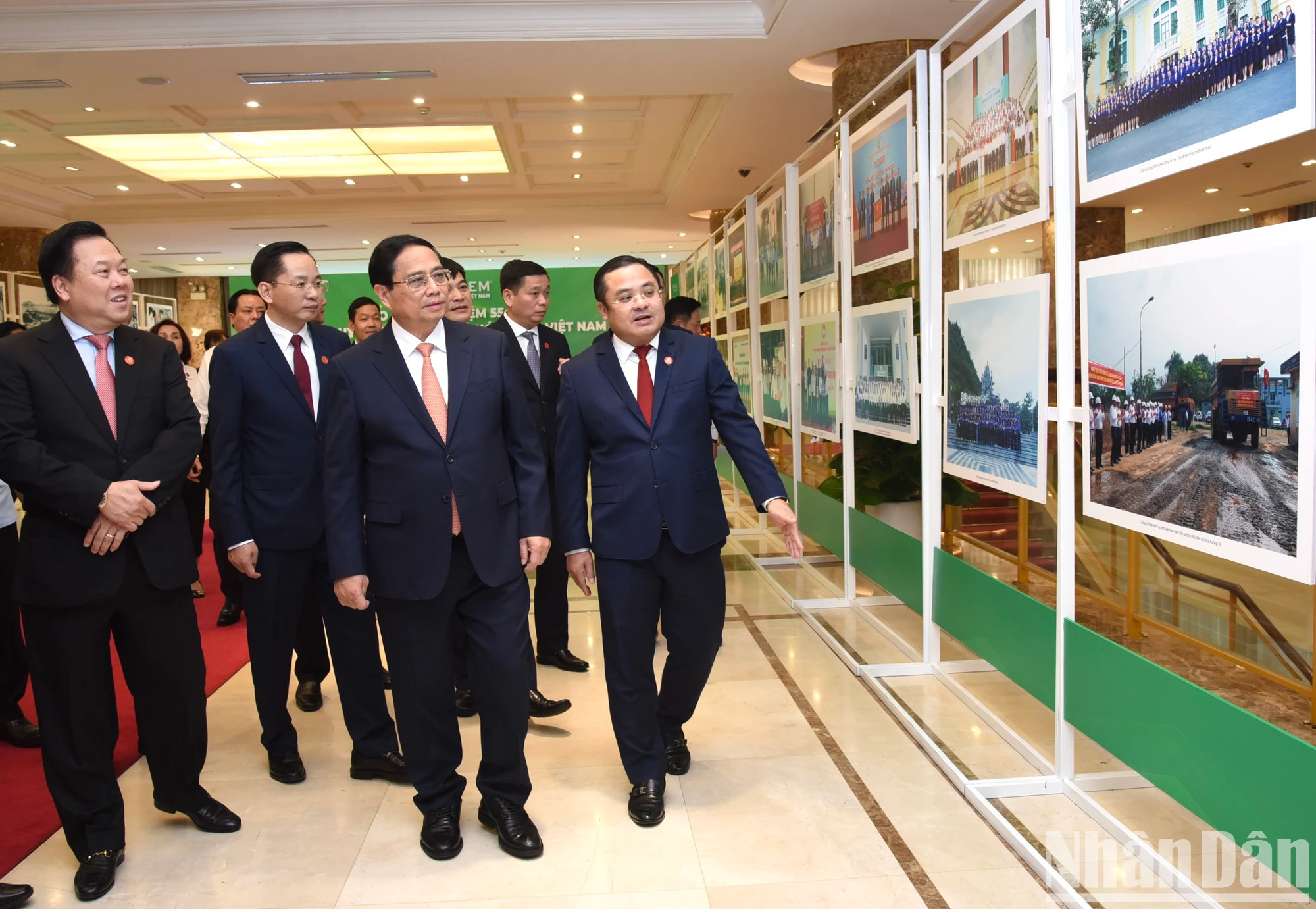 范明正总理参观越南化工行业建设与发展55周年图片展。 范明正总理参观越南化工行业建设与发展55周年图片展。