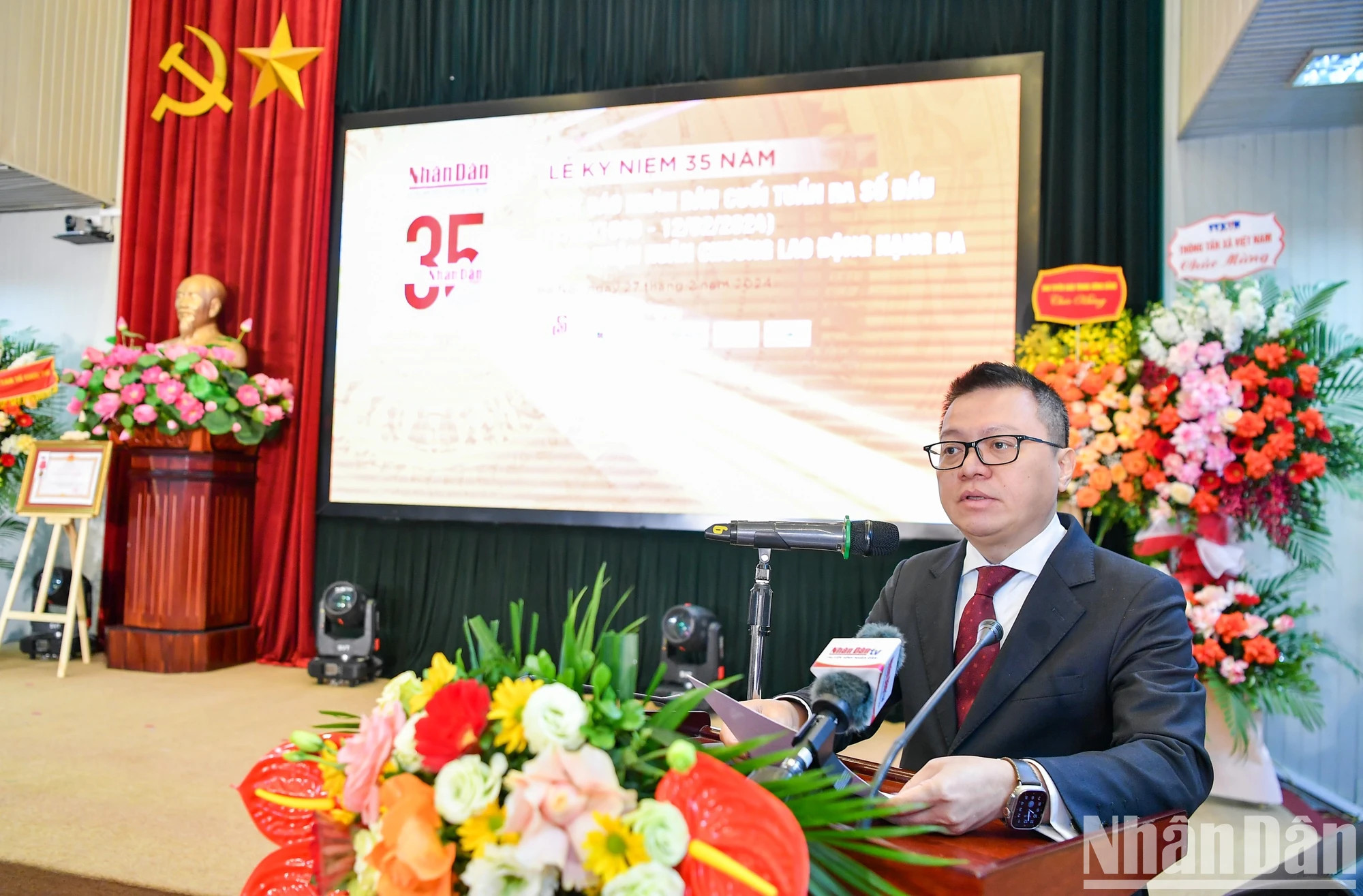 越共中央委员、《人民报》社总编辑、中央宣教部副部长、越南新闻工作者协会主席黎国明在庆典上发表讲话。 越共中央委员、《人民报》社总编辑、中央宣教部副部长、越南新闻工作者协会主席黎国明在庆典上发表讲话。