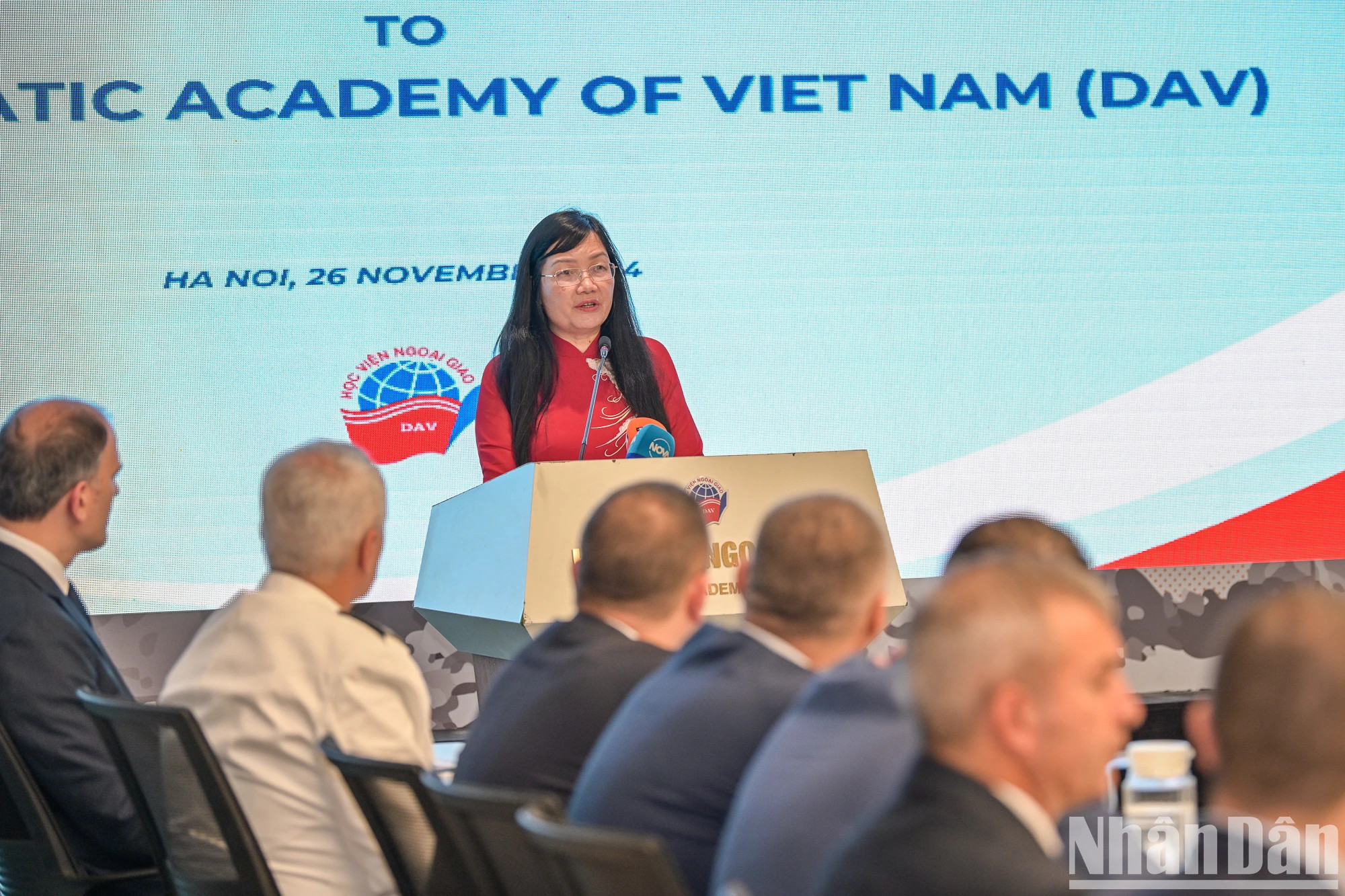 越南外交学院代院长范兰容在见面会上发表讲话。 越南外交学院代院长范兰容在见面会上发表讲话。