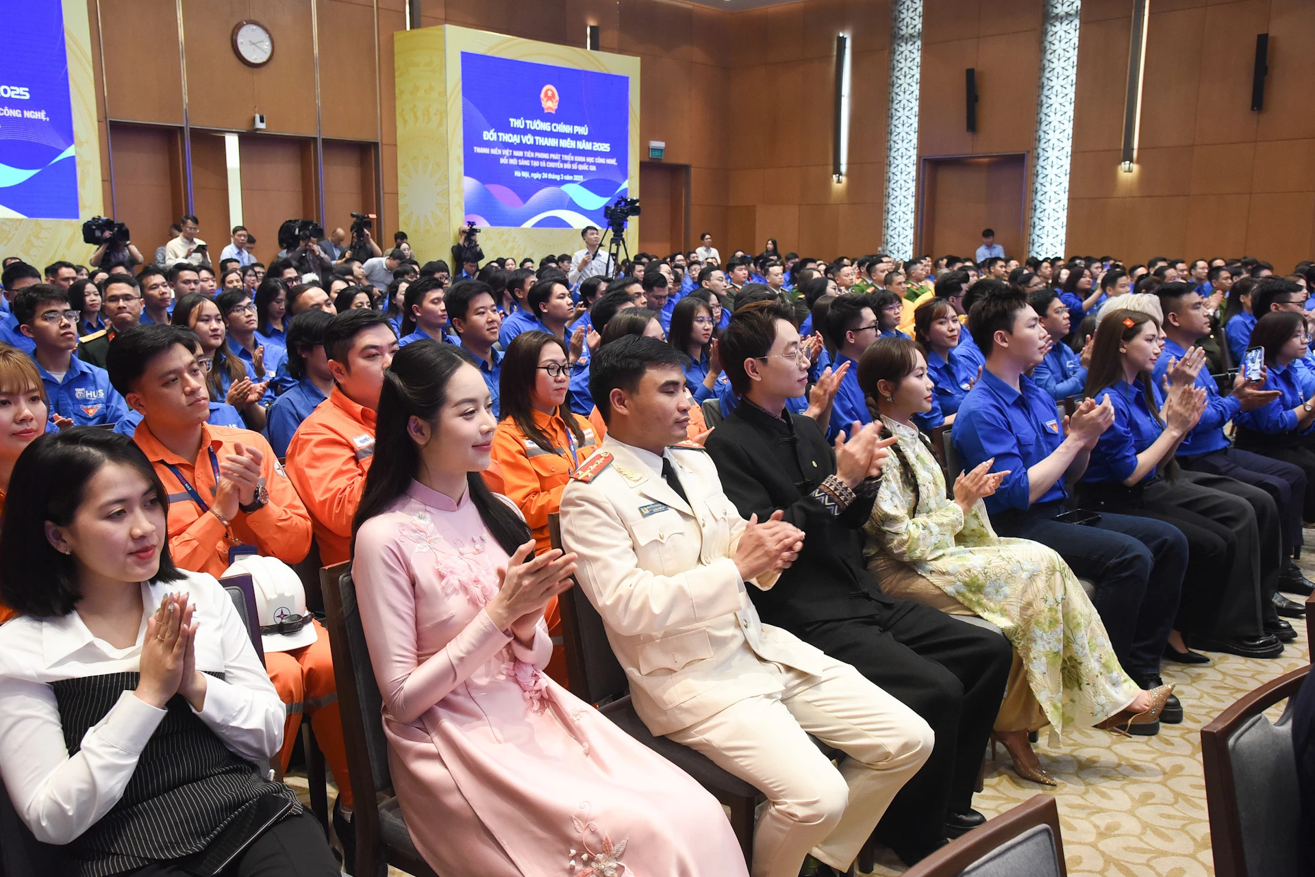 越南青年代表出席对话会。 越南青年代表出席对话会。