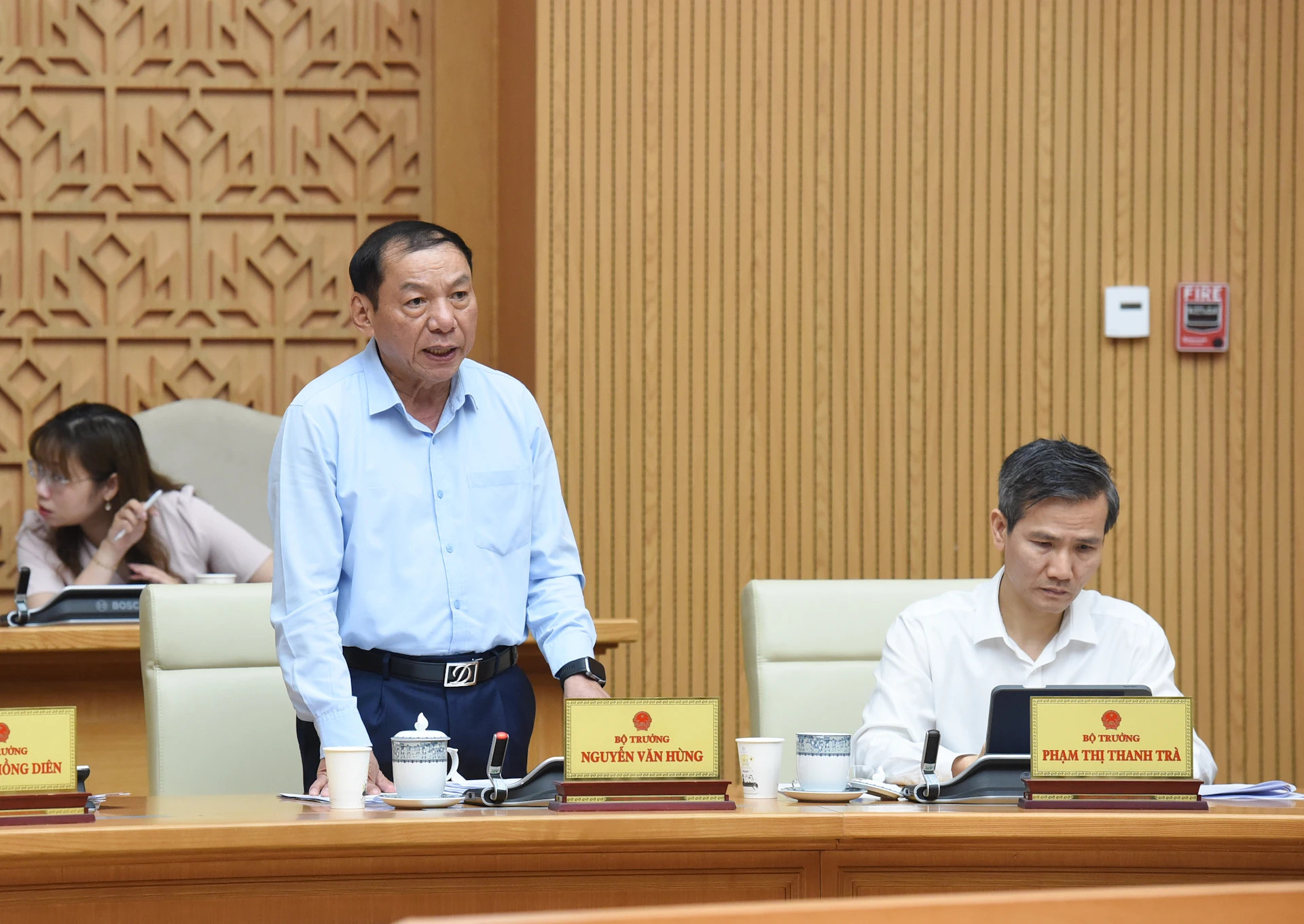 文化体育与旅游部部长阮文雄发言。