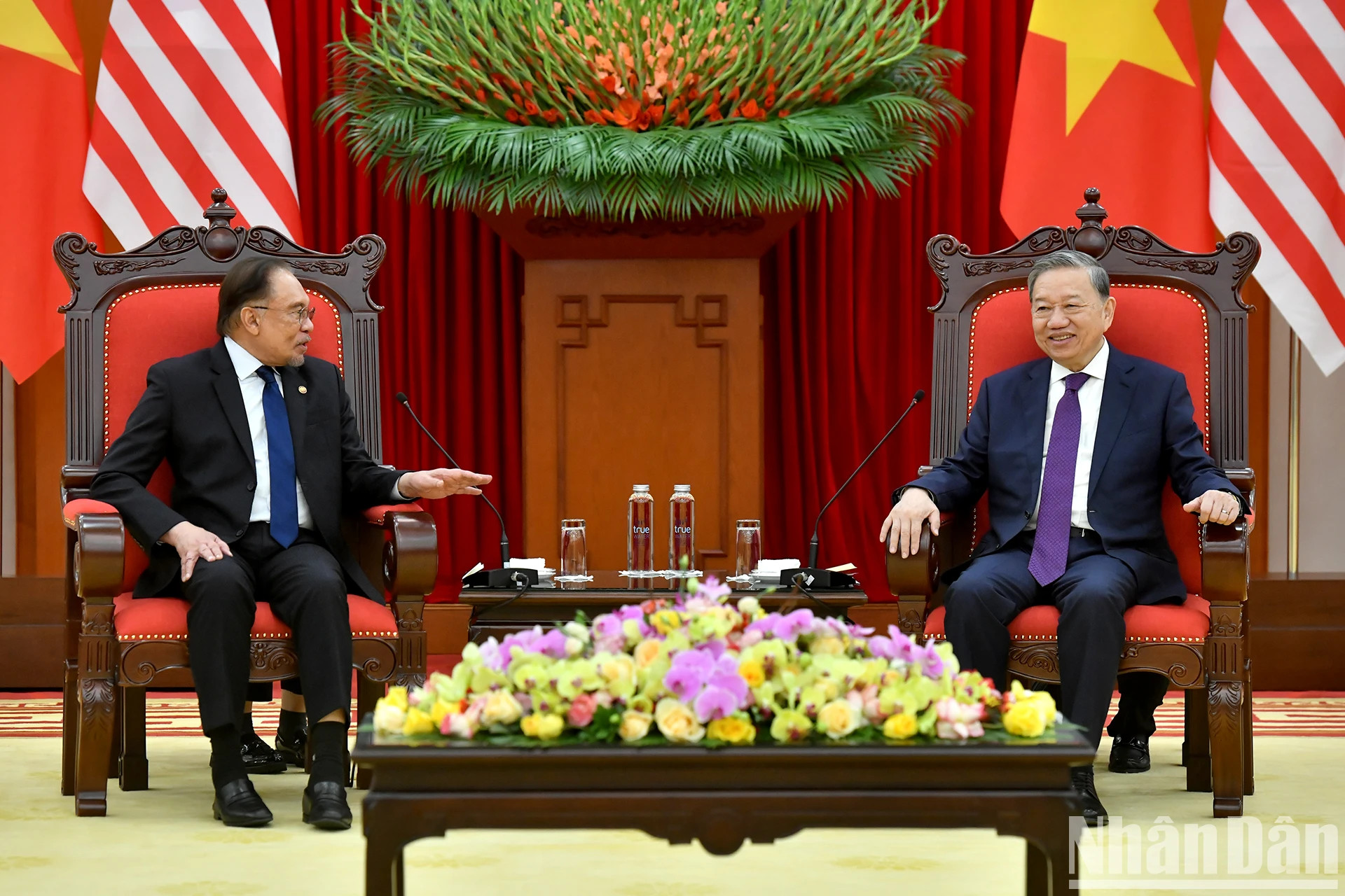 越共中央总书记苏林会见马来西亚总理安瓦尔·易卜拉欣。