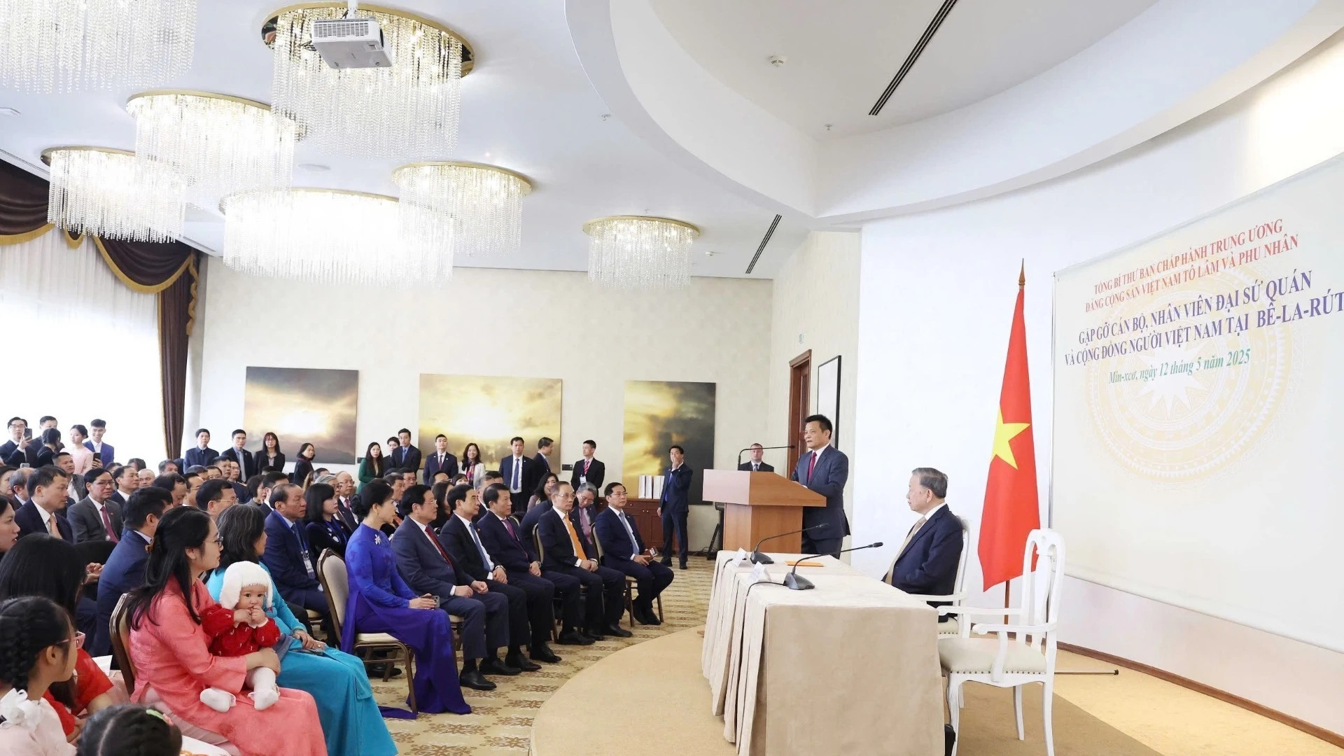 苏林总书记与越南驻白俄罗斯大使馆工作人员和旅白越南人社区代表会面。 苏林总书记与越南驻白俄罗斯大使馆工作人员和旅白越南人社区代表会面。