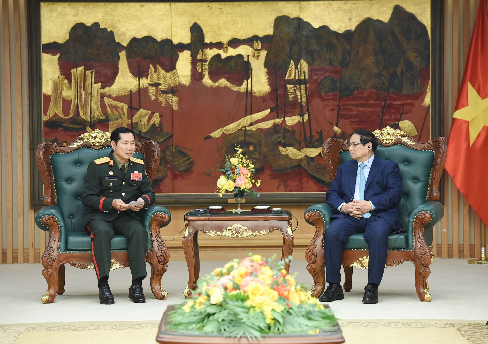 越南政府总理范明正会见老挝国防部副部长、老挝人民军总参谋长赛查·库玛西斯中将。