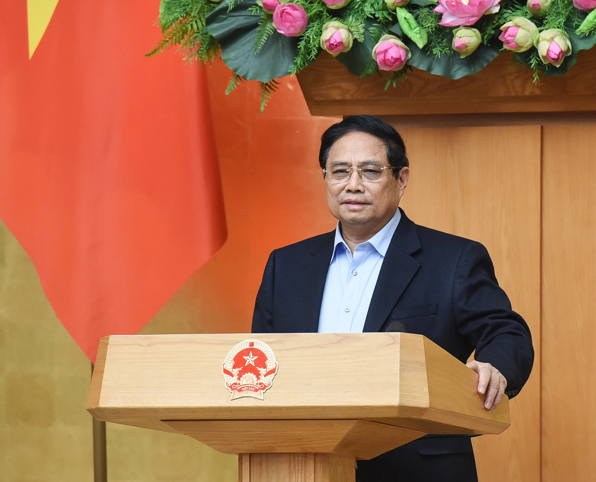 政府总理范明正在会上发表指导性讲话。 政府总理范明正在会上发表指导性讲话。