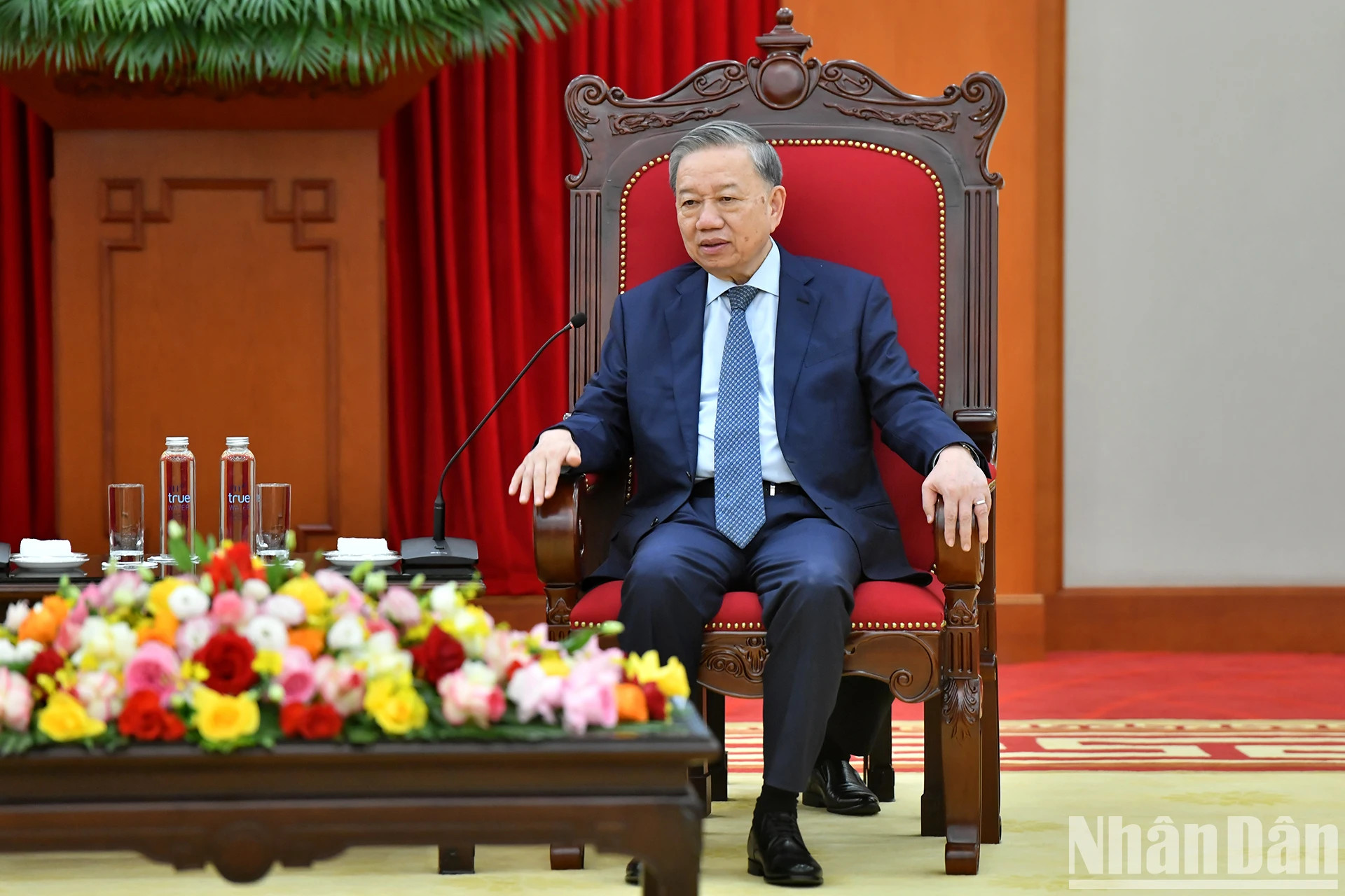 越共中央总书记苏林发表讲话。