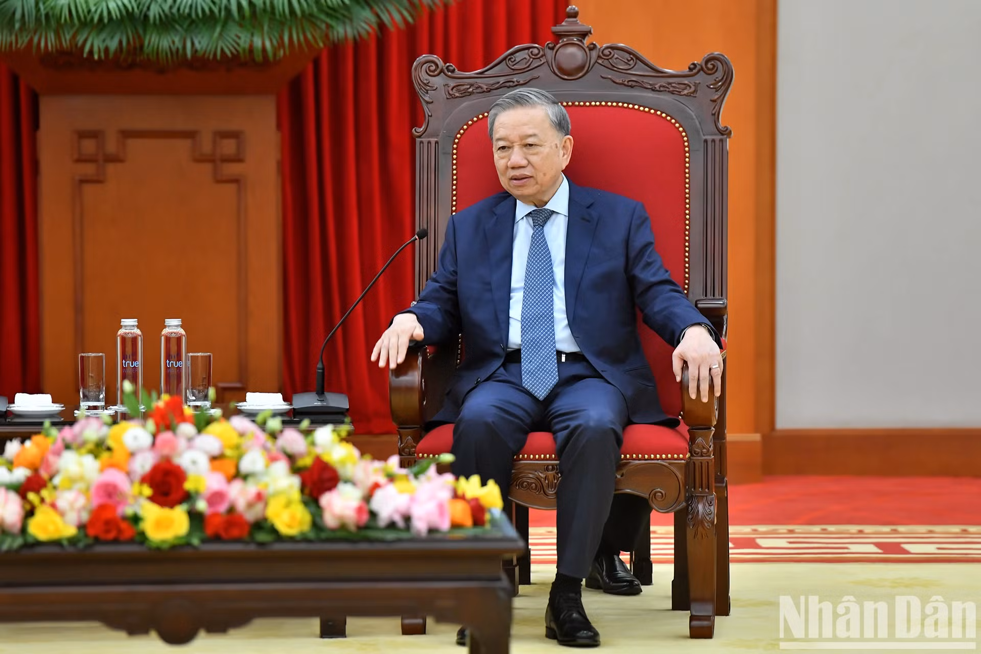 越共中央总书记苏林发表讲话。