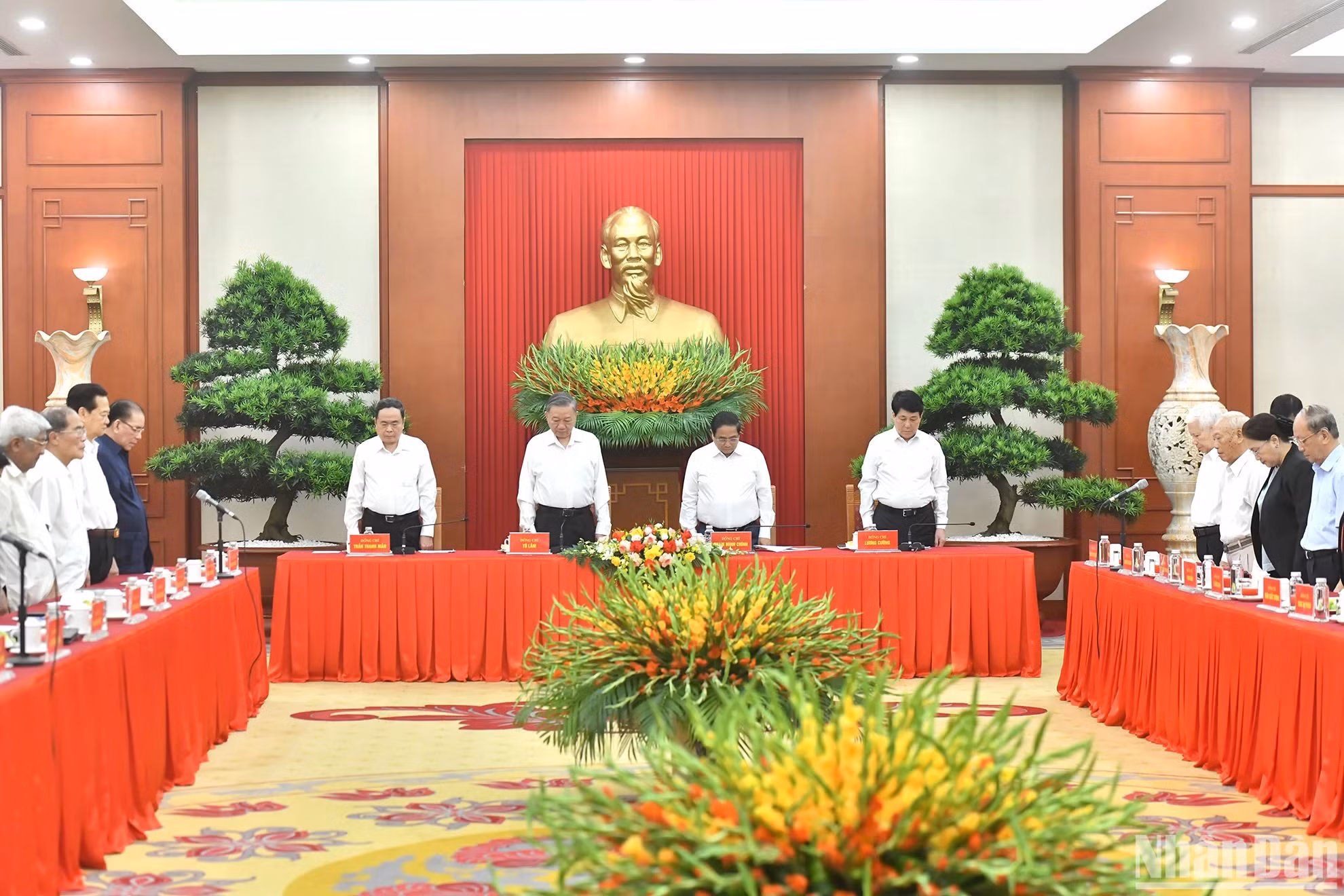 越共中央总书记、国家主席苏林与党和国家领导人和各位代表为已故阮富仲总书记默哀一分钟。