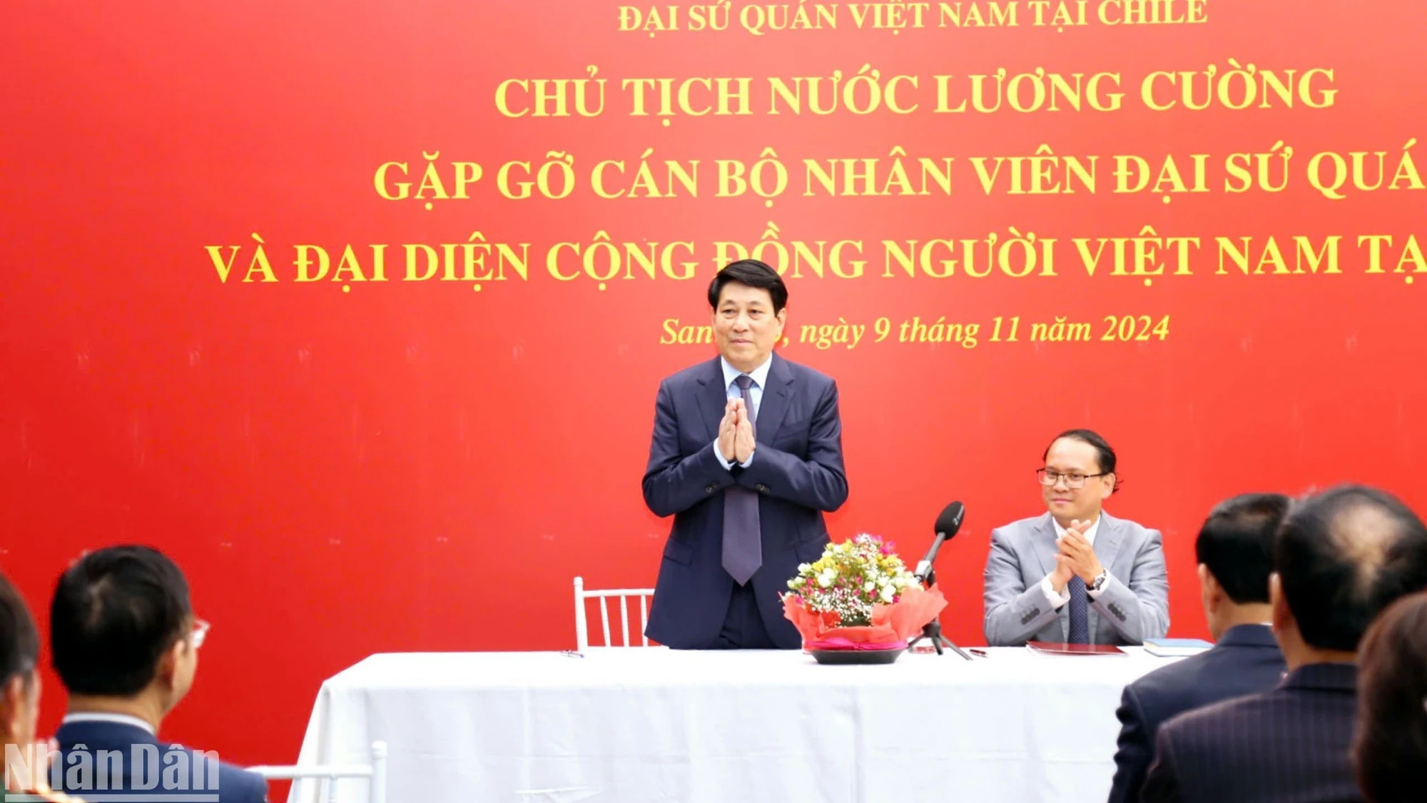 国家主席梁强与越南驻智利大使馆工作人员和旅智越侨社群代表会面。 国家主席梁强与越南驻智利大使馆工作人员和旅智越侨社群代表会面。