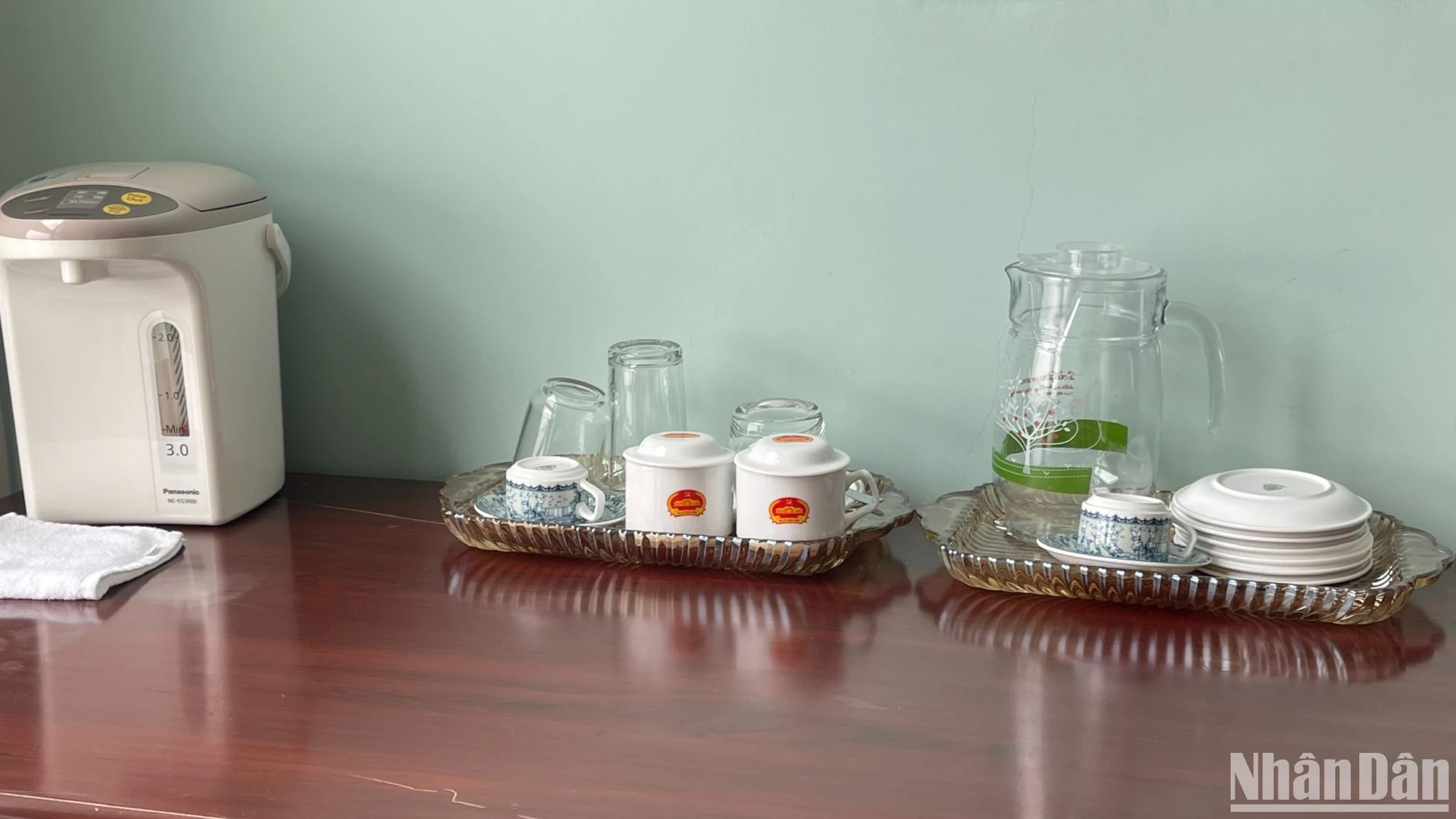 治疗床旁边是曾经放过几箱花生糖的一张桌子——这是阮富仲总书记喜爱的一道菜，经常请医务人员一起吃。